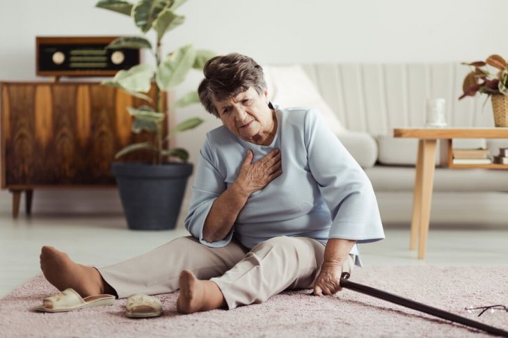 Señora sufriendo ataque cardíaco / Imagen tomada de: Shutterstock