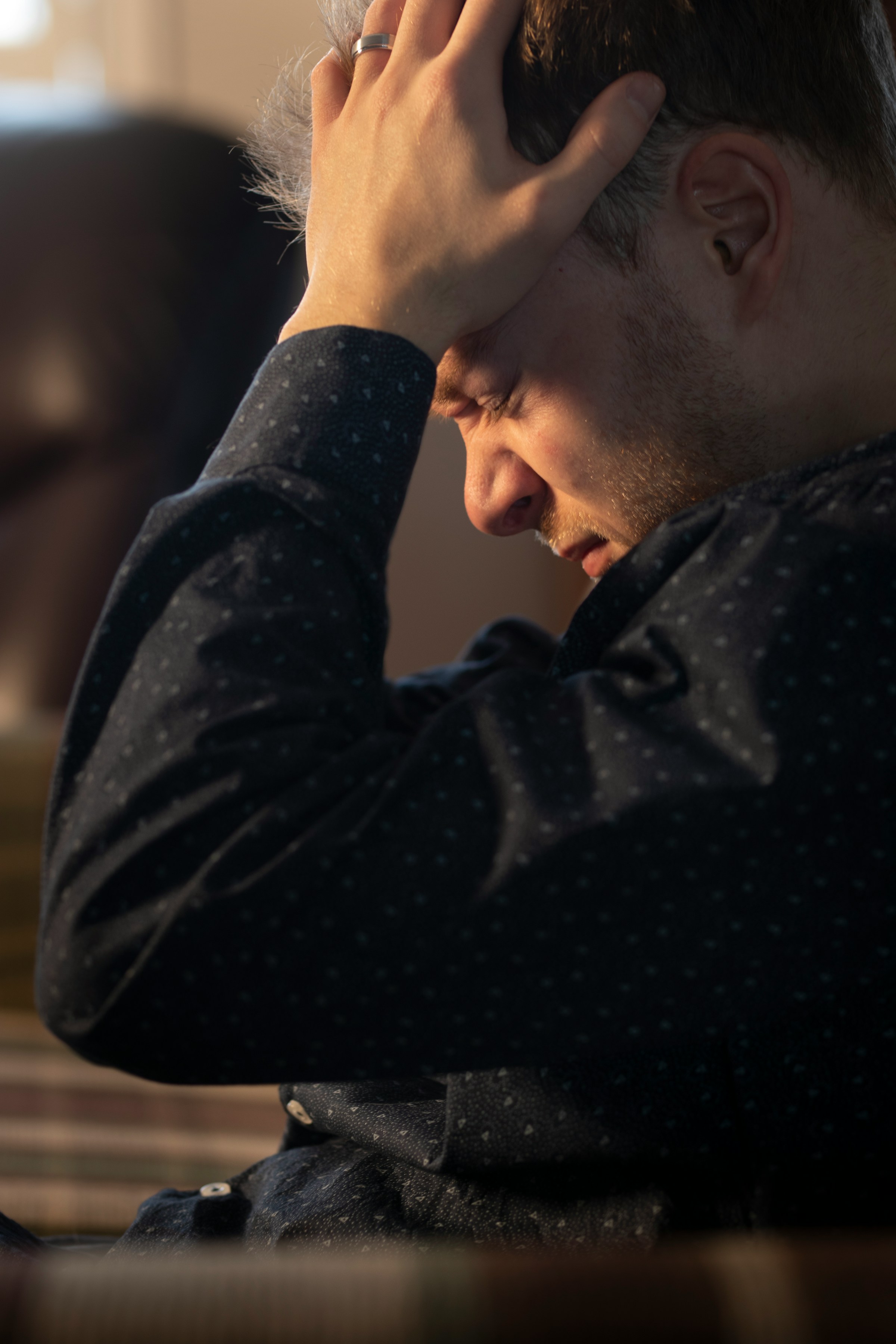 Un uomo angosciato con le mani sulla testa | Fonte: Unsplash