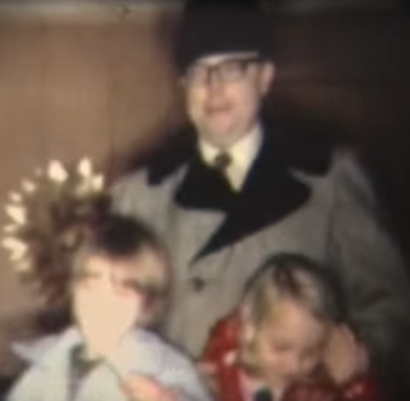 Bob Broberg con dos de sus hijos. | Foto: youtube.com/@furqanmfr1210