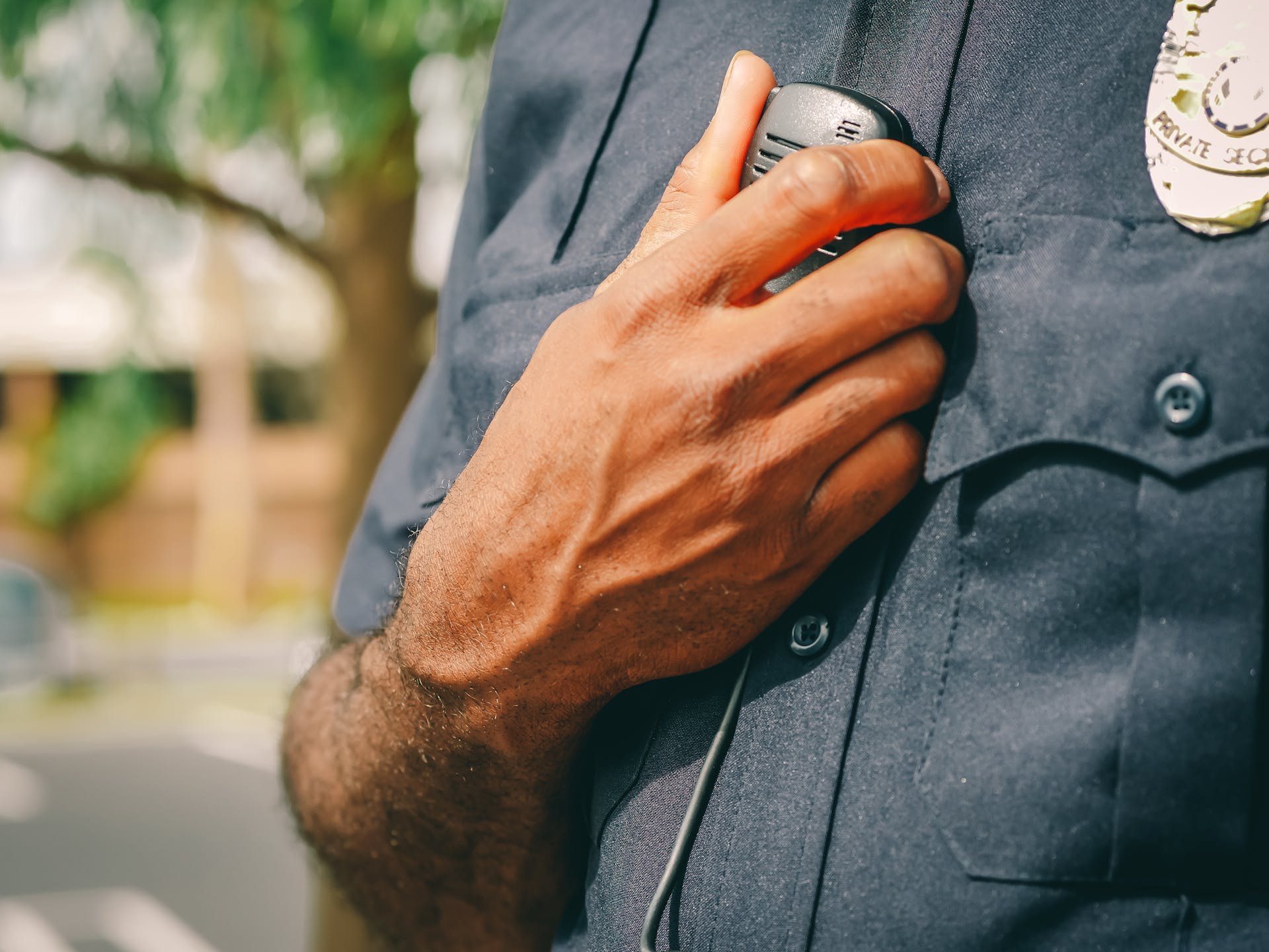 Primer plano del uniforme de un agente | Fuente: Pexels