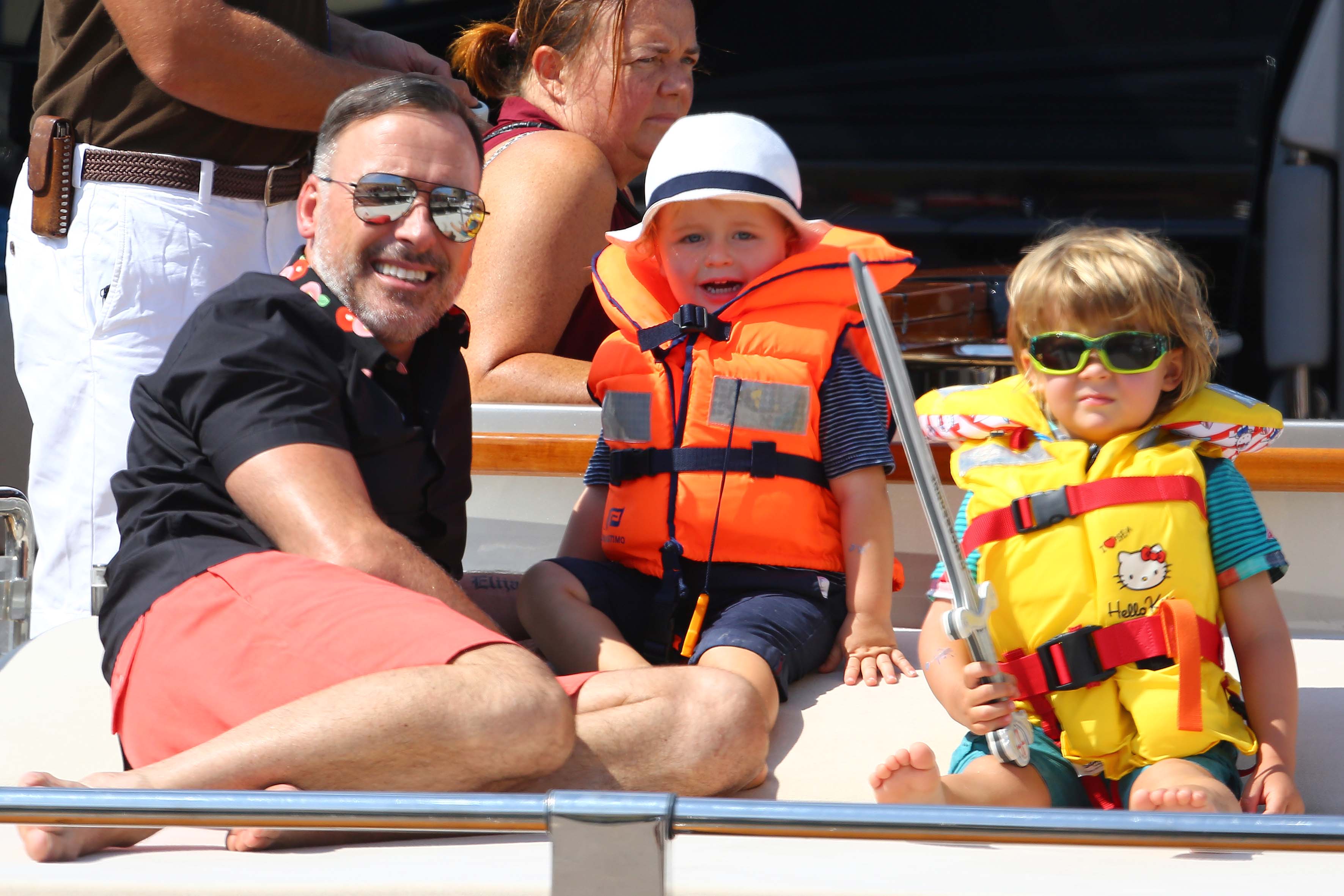 David Furnish con sus hijos Zachary y Elijah durante una salida familiar en Saint-Tropez, Francia, el 19 de agosto de 2014 | Fuente: Getty Images