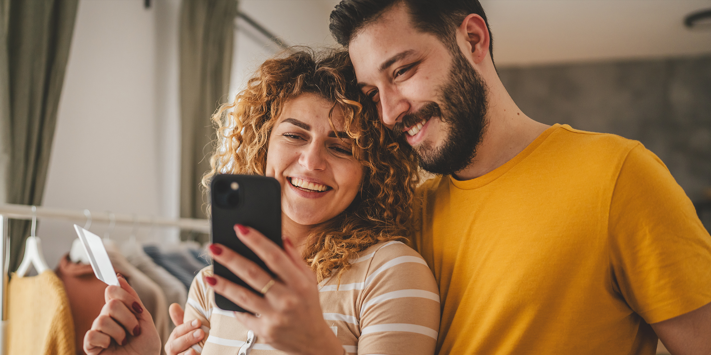 Una pareja sonriendo al teléfono | Fuente: Shutterstock