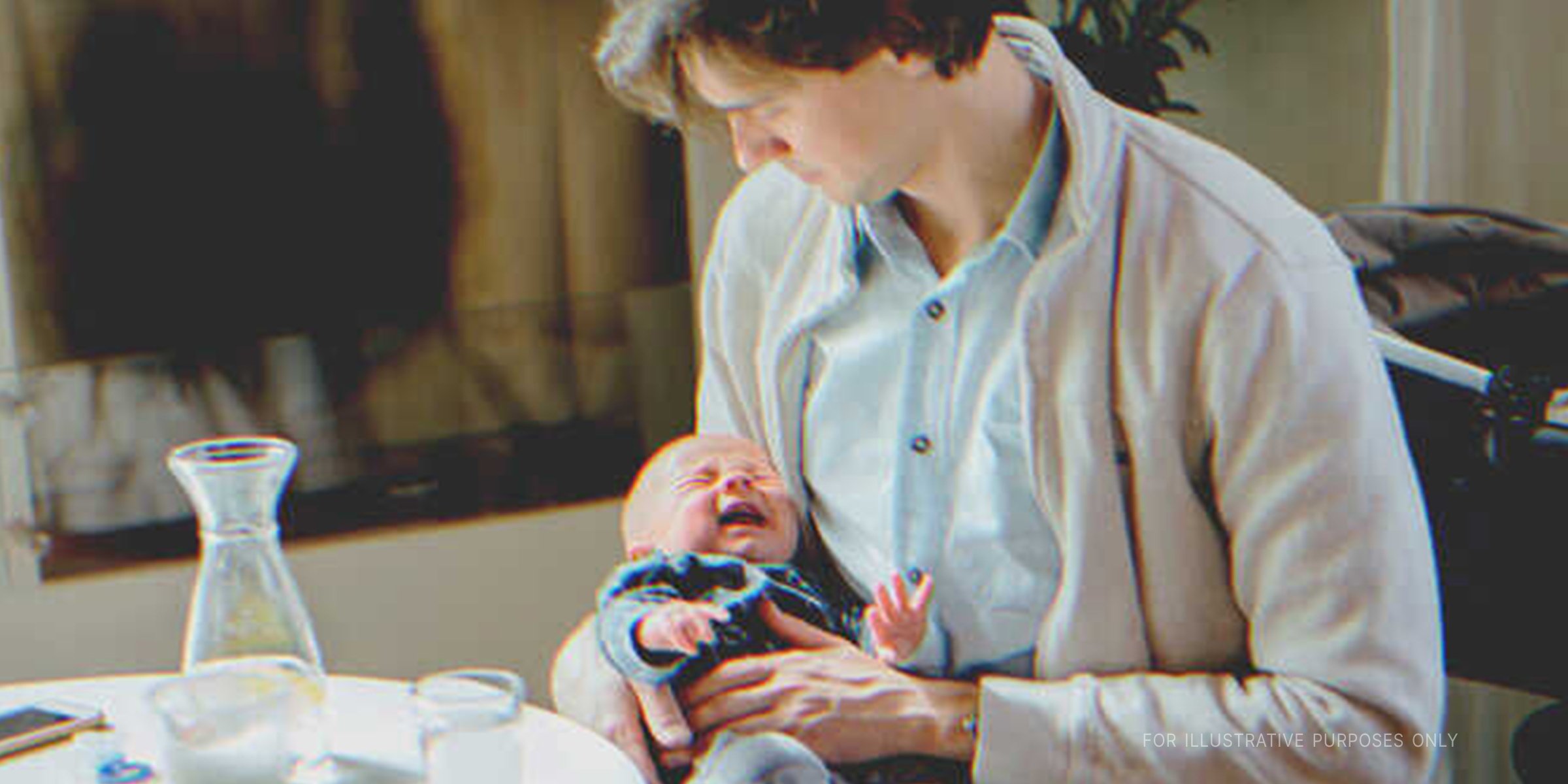 Un papá con su bebé | Foto: Shutterstock