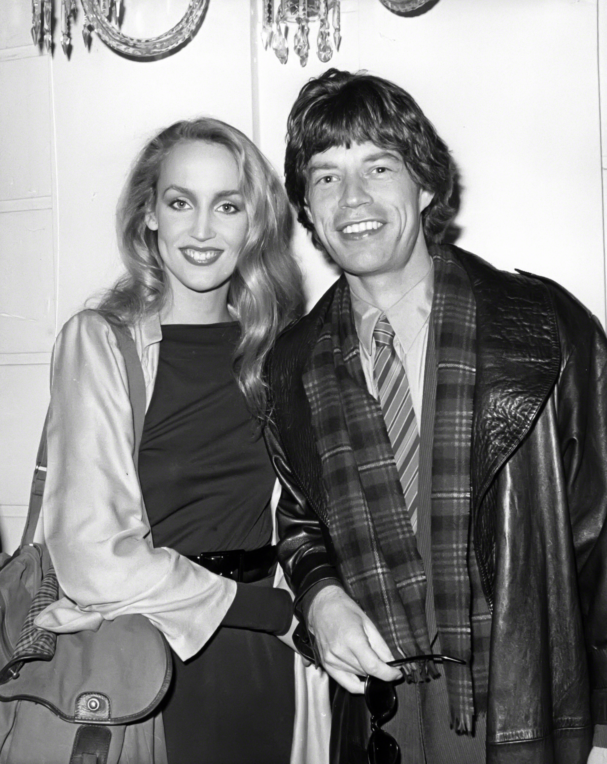 Jerry Hall y Mick Jagger asisten a un desfile de moda el 1 de enero de 1977, en Nueva York. | Fuente: Getty Images