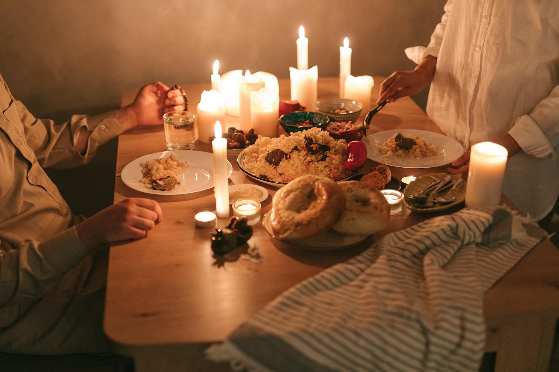 Una pareja cenando | Fuente: Pexels