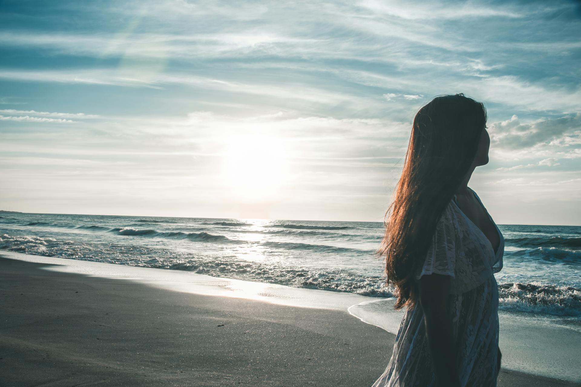 Una mujer en una playa | Fuente: Pexels