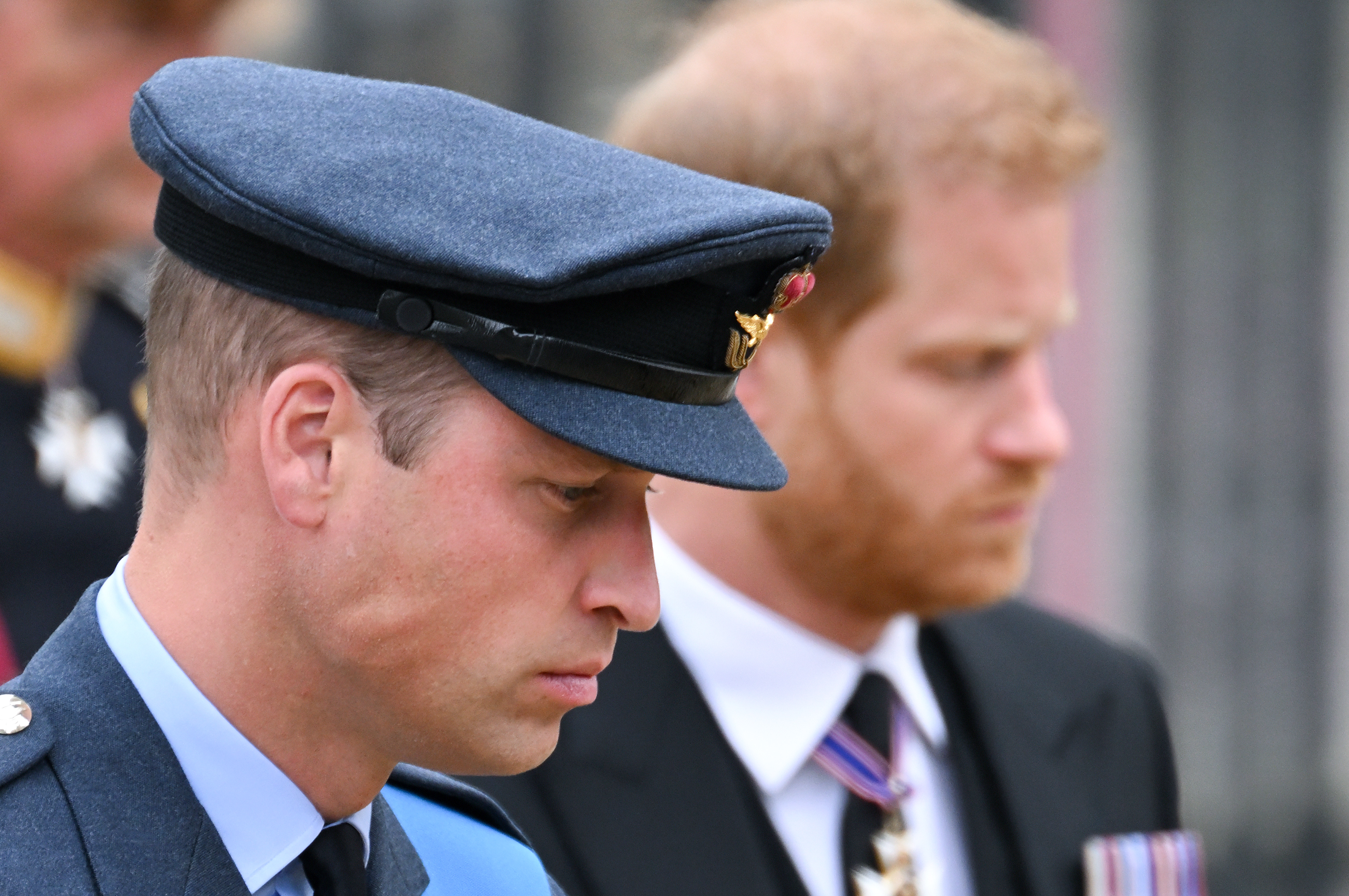 El príncipe William y el príncipe Harry durante el Funeral de Estado de la reina Elizabeth II en la Abadía de Westminster el 19 de septiembre de 2022 en Londres, Inglaterra | Foto: Getty Images