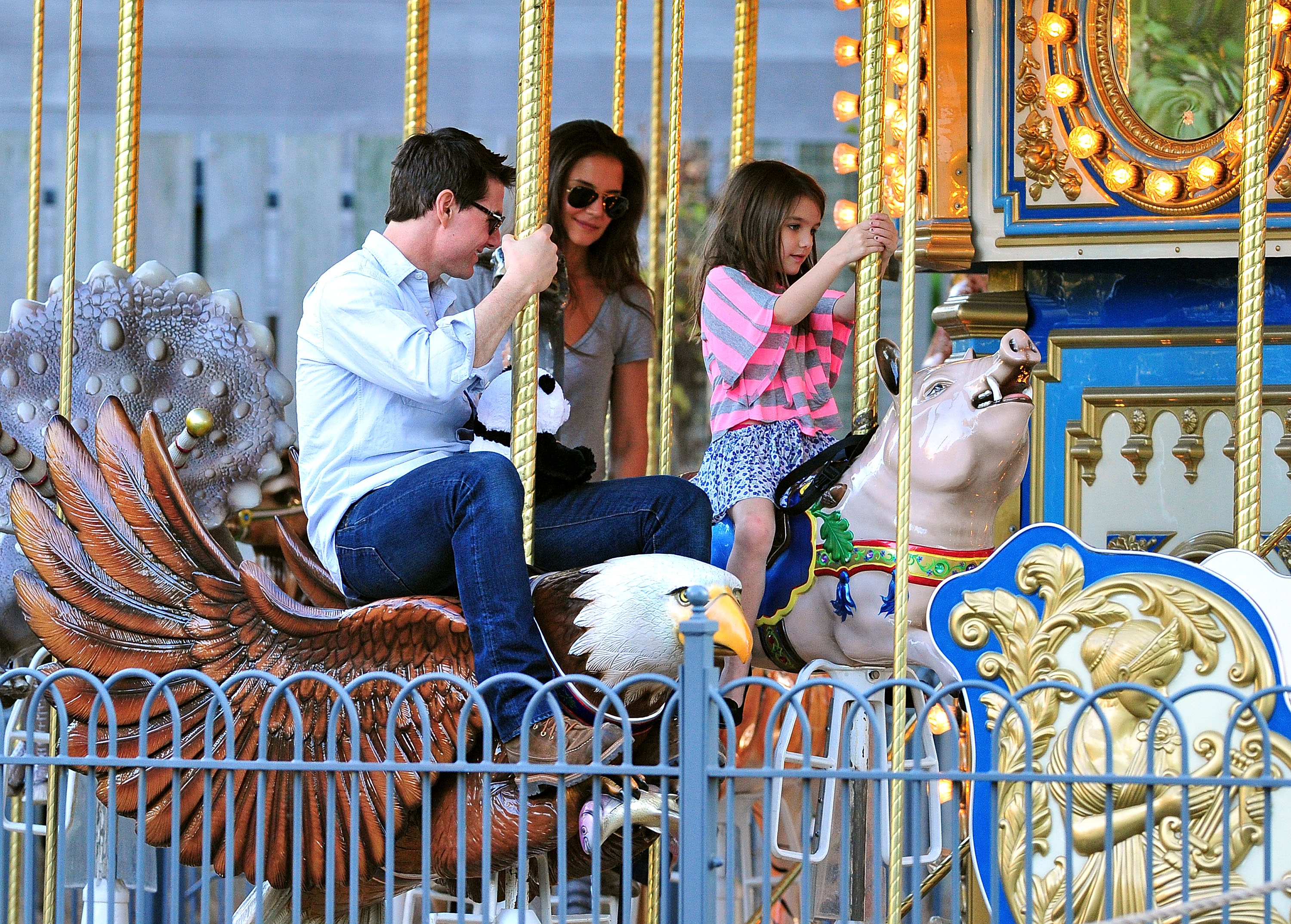 Tom Cruise, Katie Holmes y Suri Cruise visitan el carrusel de Schenley Plaza en Pittsburgh, Pensilvania, el 8 de octubre de 2011 | Foto: Getty Images