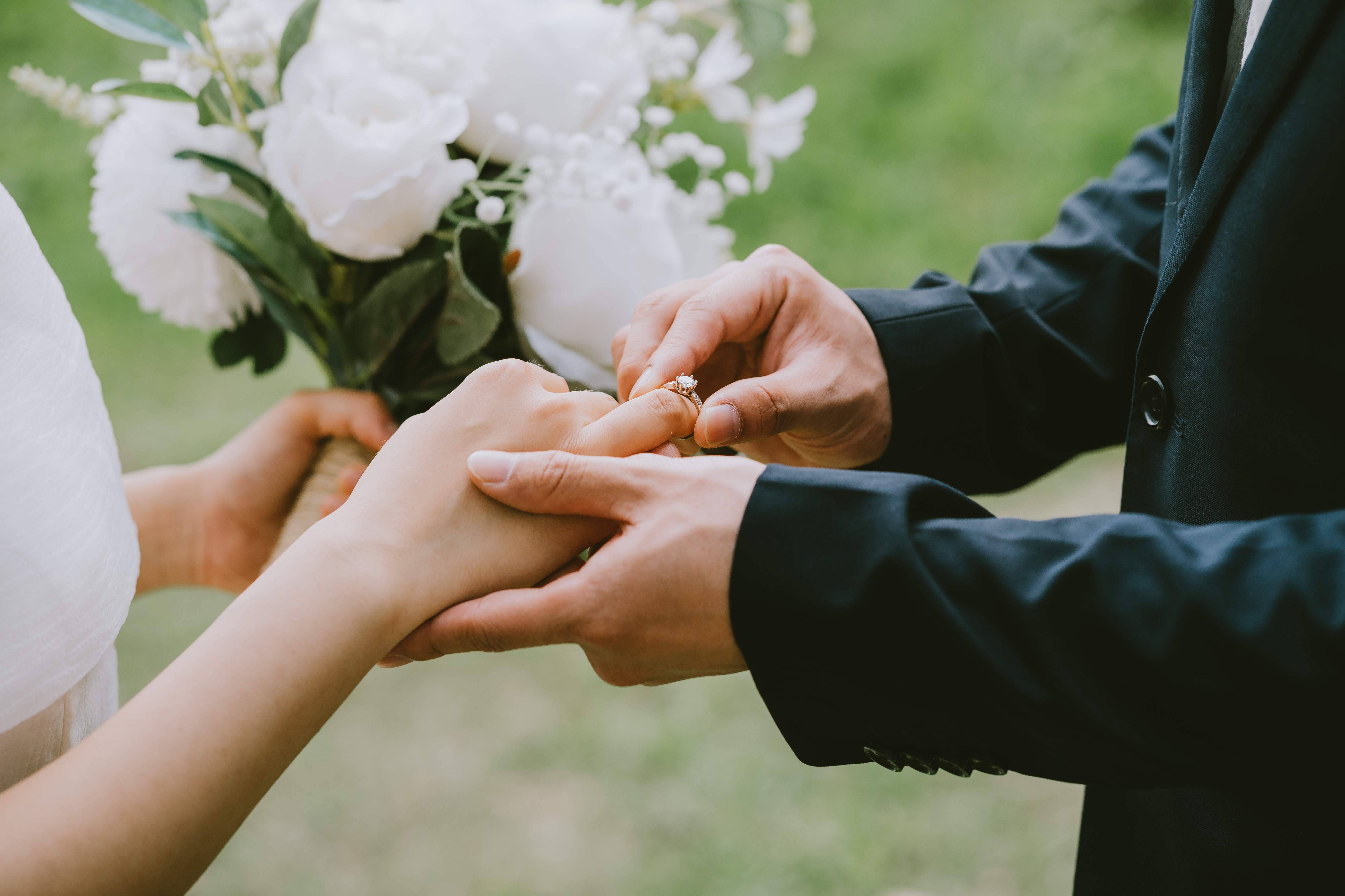 Hombre poniendo un anillo en el dedo de su prometida | Foto: Shutterstock