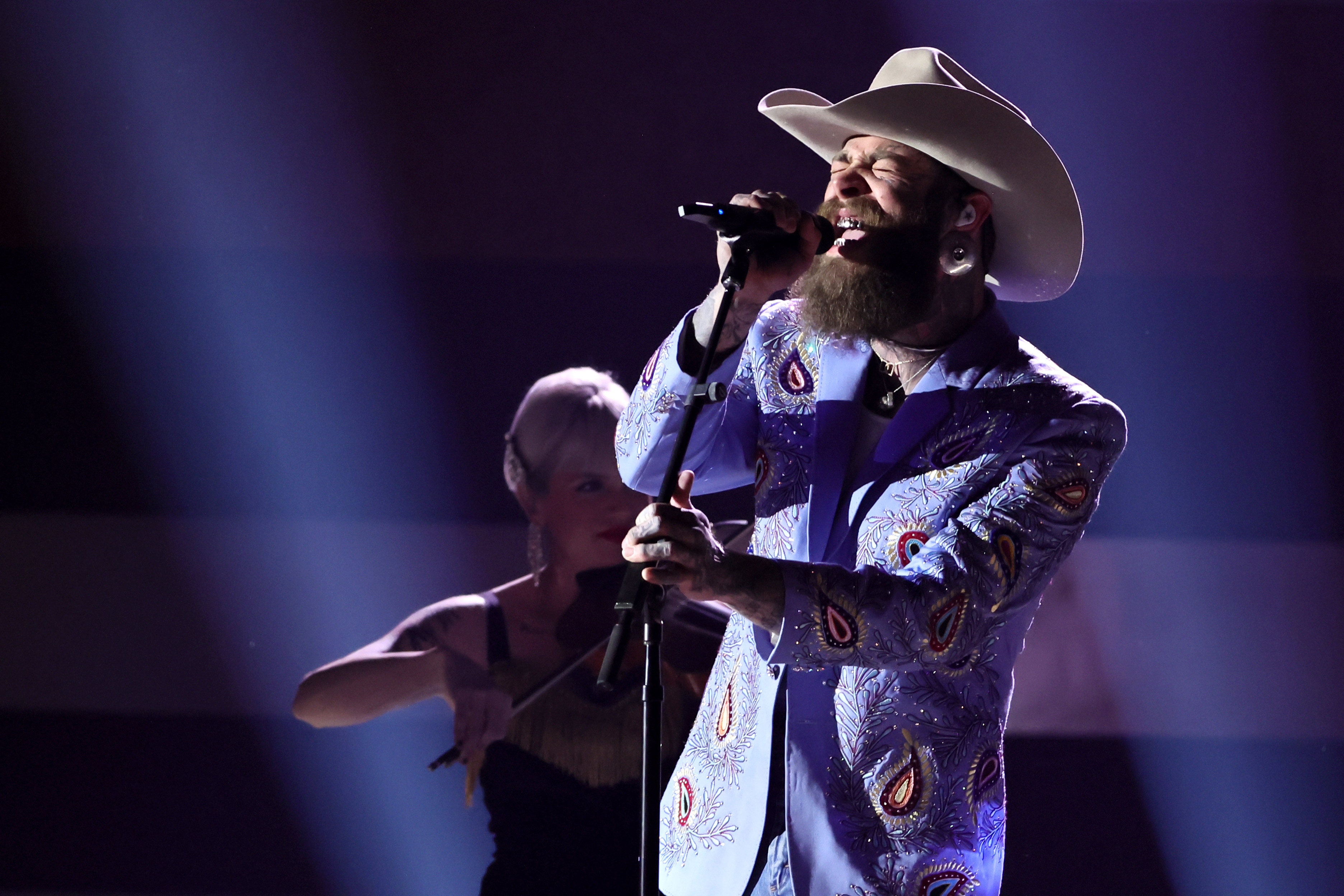 Post Malone actúa en el escenario de los 58º Premios Anuales de la CMA el 20 de noviembre de 2024, en Nashville, Tennessee | Fuente: Getty Images