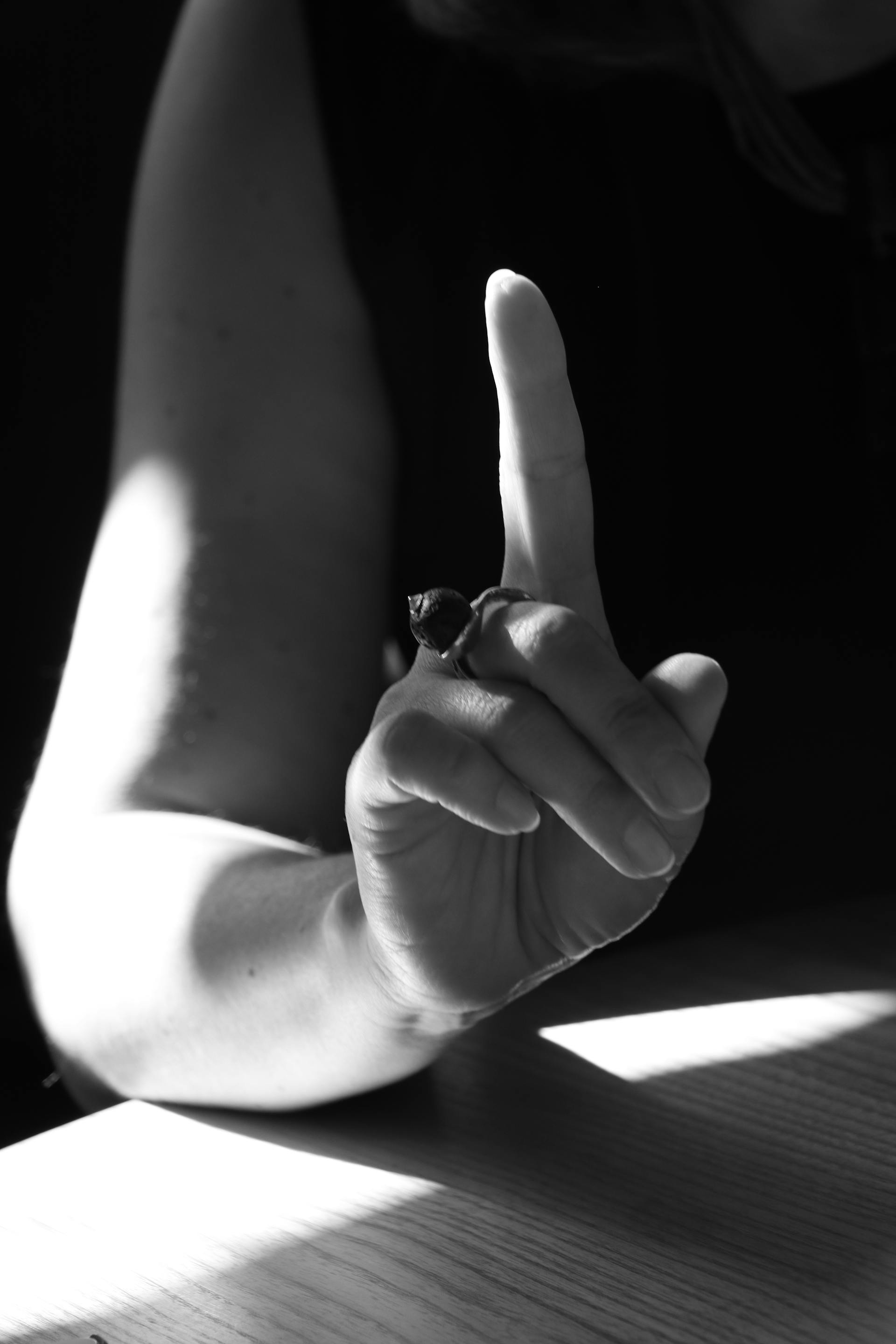 Una mujer señalando con el dedo | Fuente: Pexels