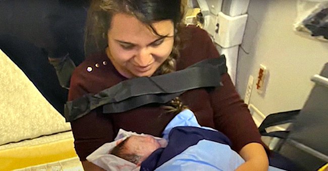 Liliana Acevedo Castañeda sosteniendo a su recién nacida Analia. | Foto: Youtube.com/FOX 5 Atlanta