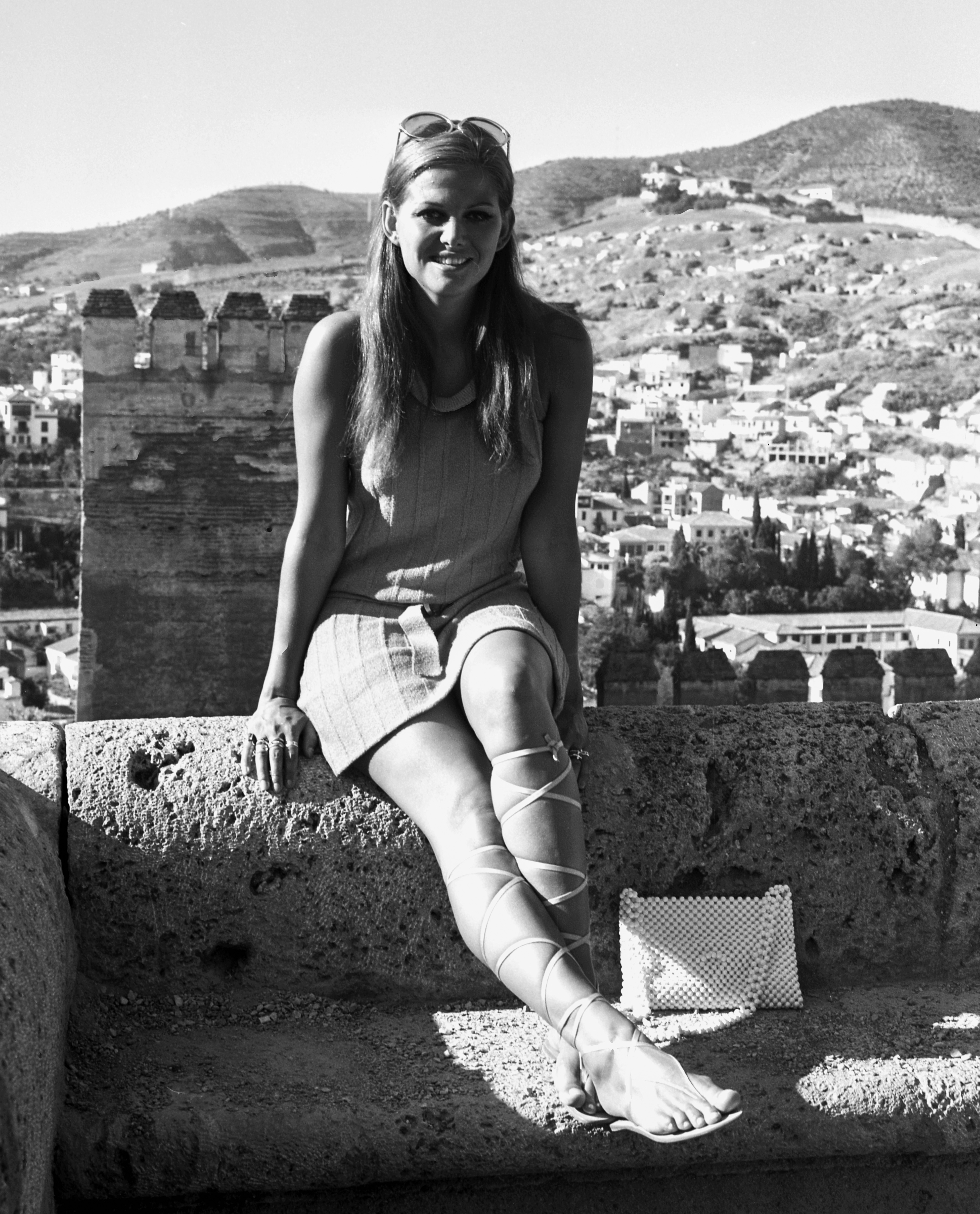 Claudia Cardinale durante una visita a la Alhambra el 1 de enero de 1968, Granada, España. | Fuente: Getty Images