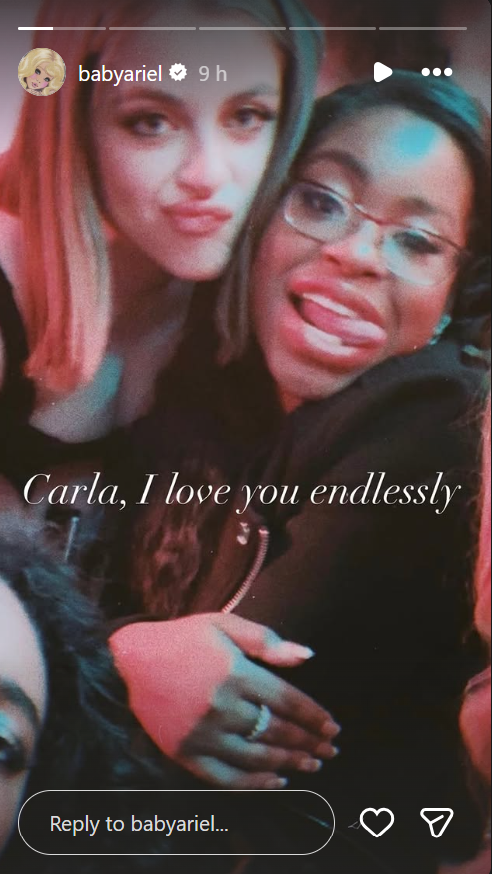 Ariel Rebecca compartió una foto de antaño con Carla Jeffery, acompañando el recuerdo con un mensaje sincero que reflejaba lo mucho que la querían: "Carla, te quiero infinitamente". | Fuente: Instagram/babyariel