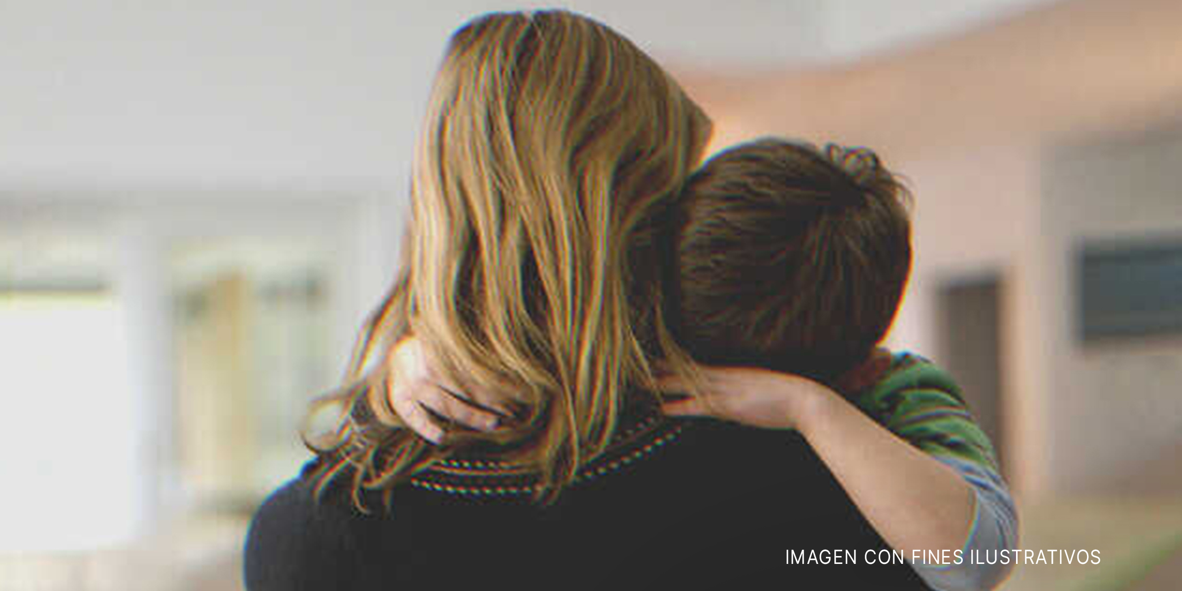 Un niño abrazando a una mujer. | Foto: Getty Images