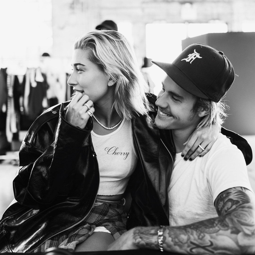 Anuncio del compromiso de Hailey y Justin Bieber en un post de Instagram fechado el 10 de julio de 2018 | Fuente: Instagram/justinbieber