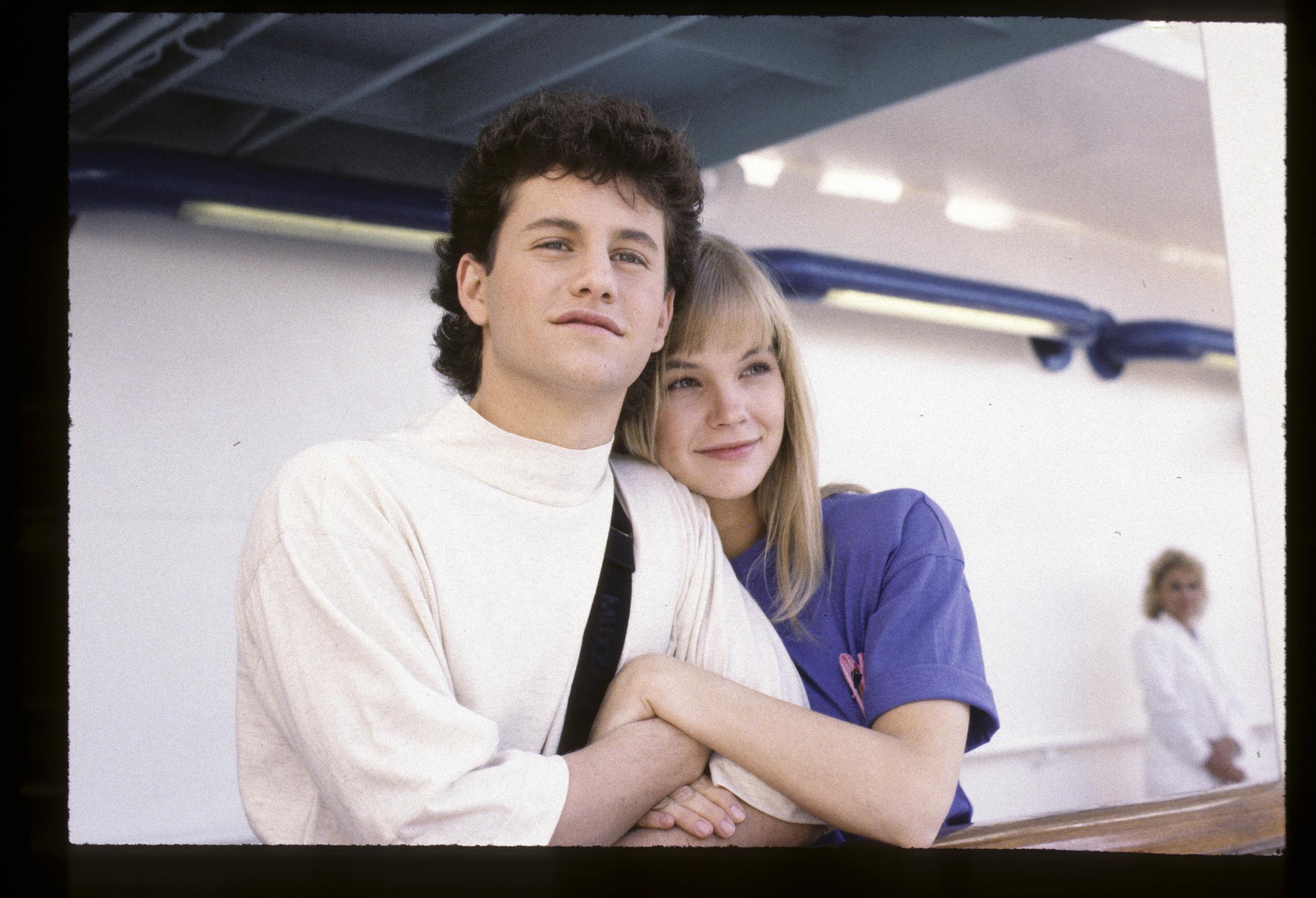 Julie McCullough y Kirk Cameron en "Growing Pains" en 1989 | Fuente: Getty Images