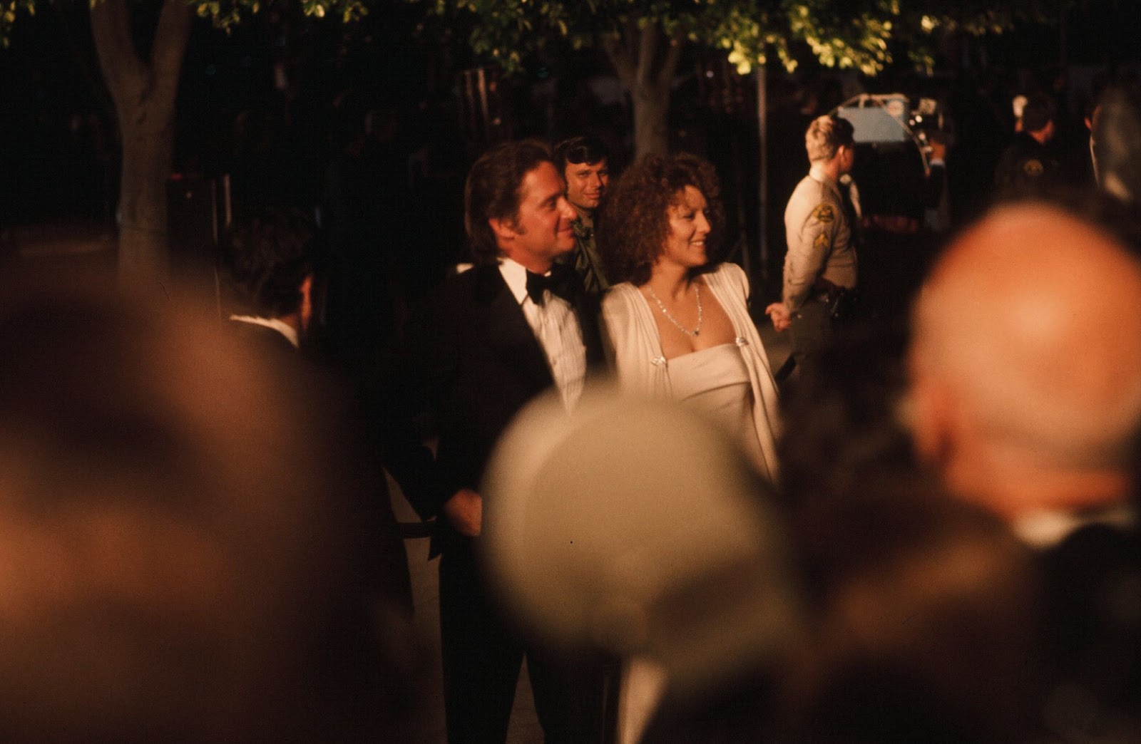 Michael Douglas y su coprotagonista de "Summertree" en la 48ª edición de los Premios de la Academia en 1976 en Los Ángeles, California | Fuente: Getty Images