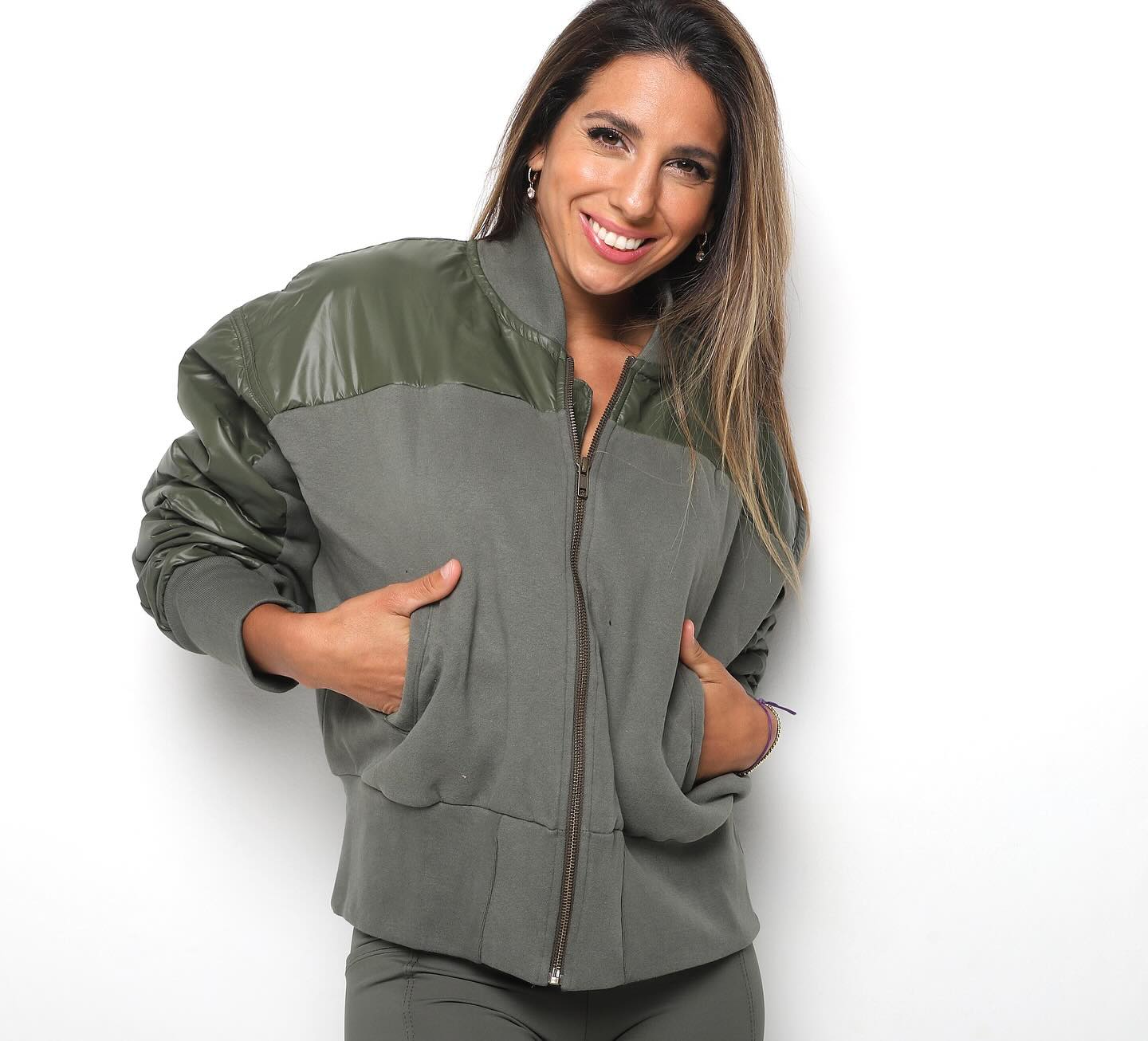 Cinthia Fernández luciendo un conjunto deportivo verde militar| Fuente: Instagram/cinthia_fernandez_