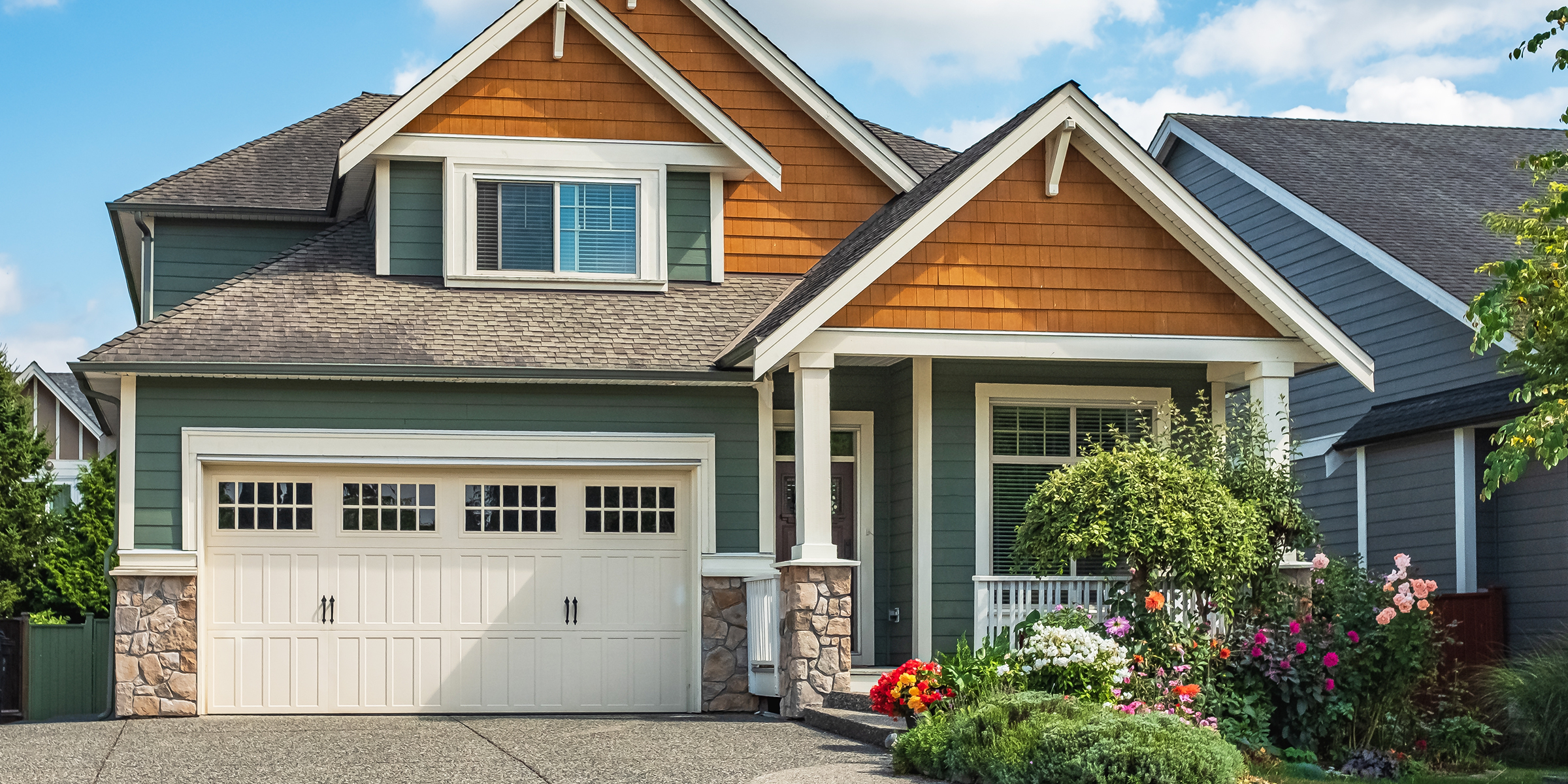 Una casa pequeña con garaje | Fuente: Shutterstock