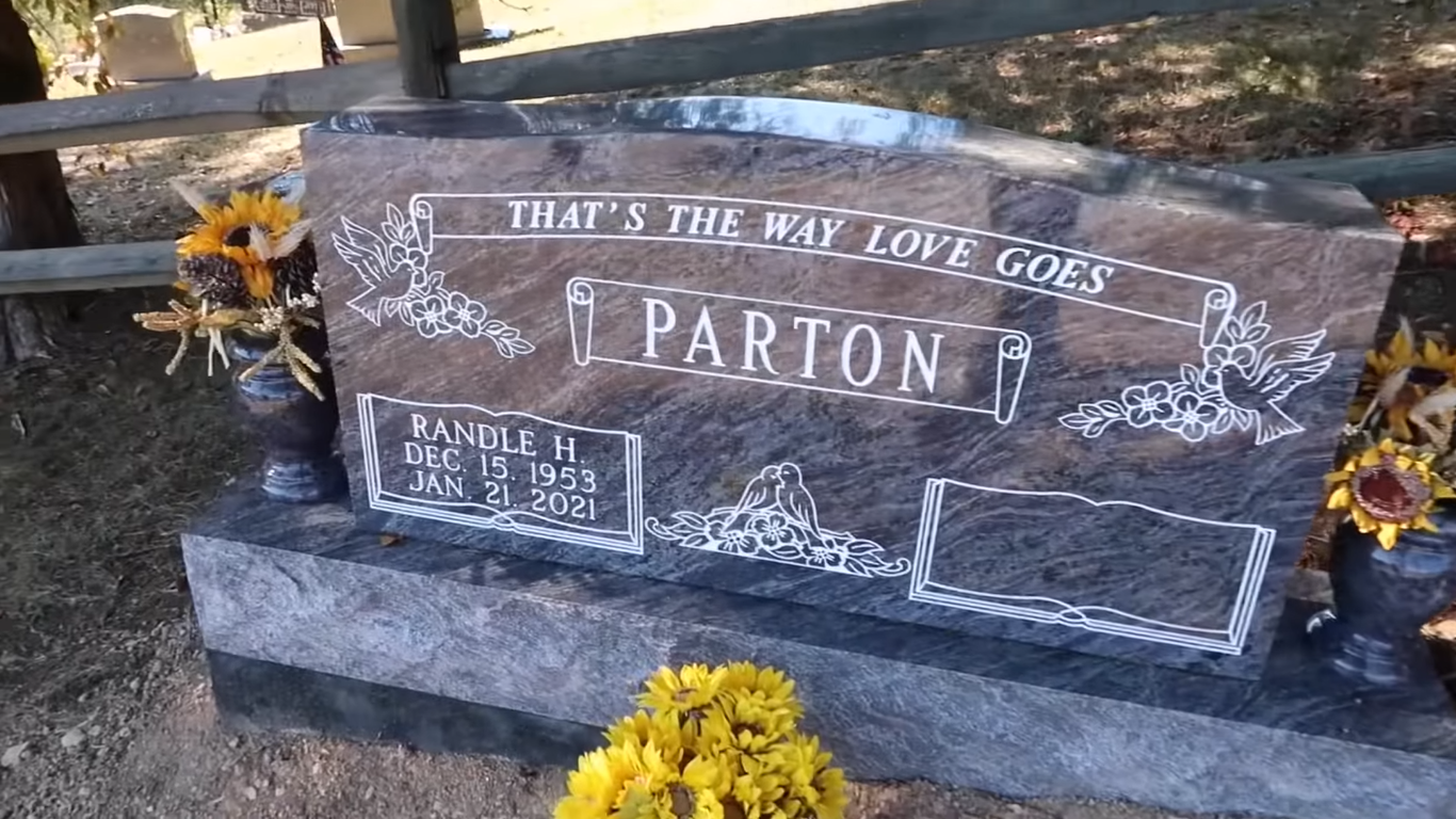 Tumba de la familia de Dolly Parton en Sevierville, Tennessee | Fuente: YouTube/TheDailyWoo