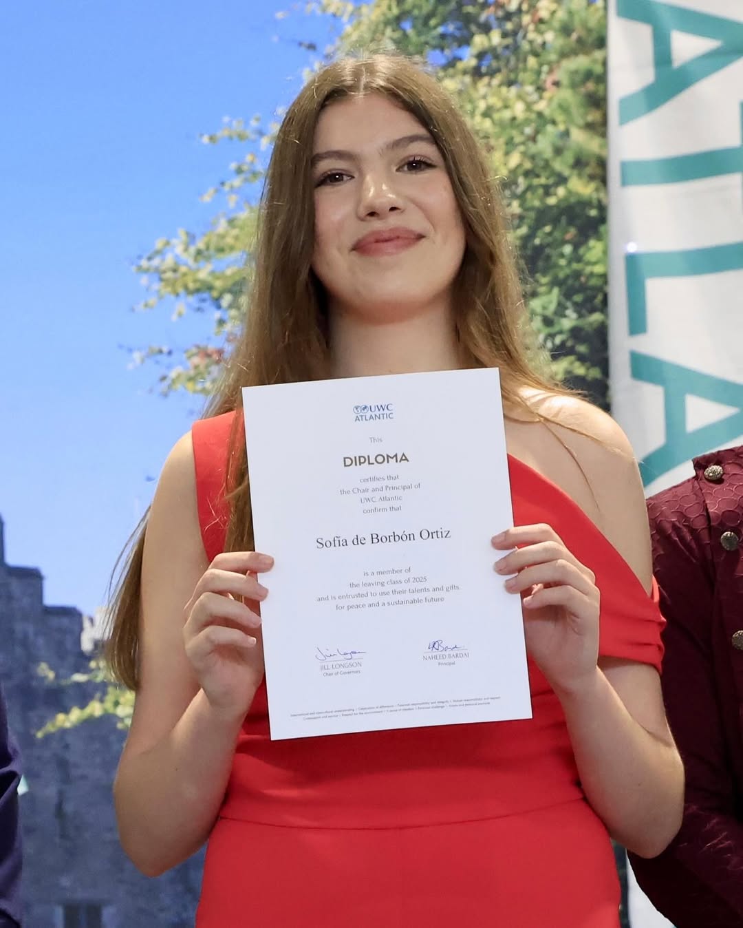 La Infanta Sofía muestra su diploma tras haberse graduado de bachillerato en Gales. | Fuente: Instagram/casareal.es