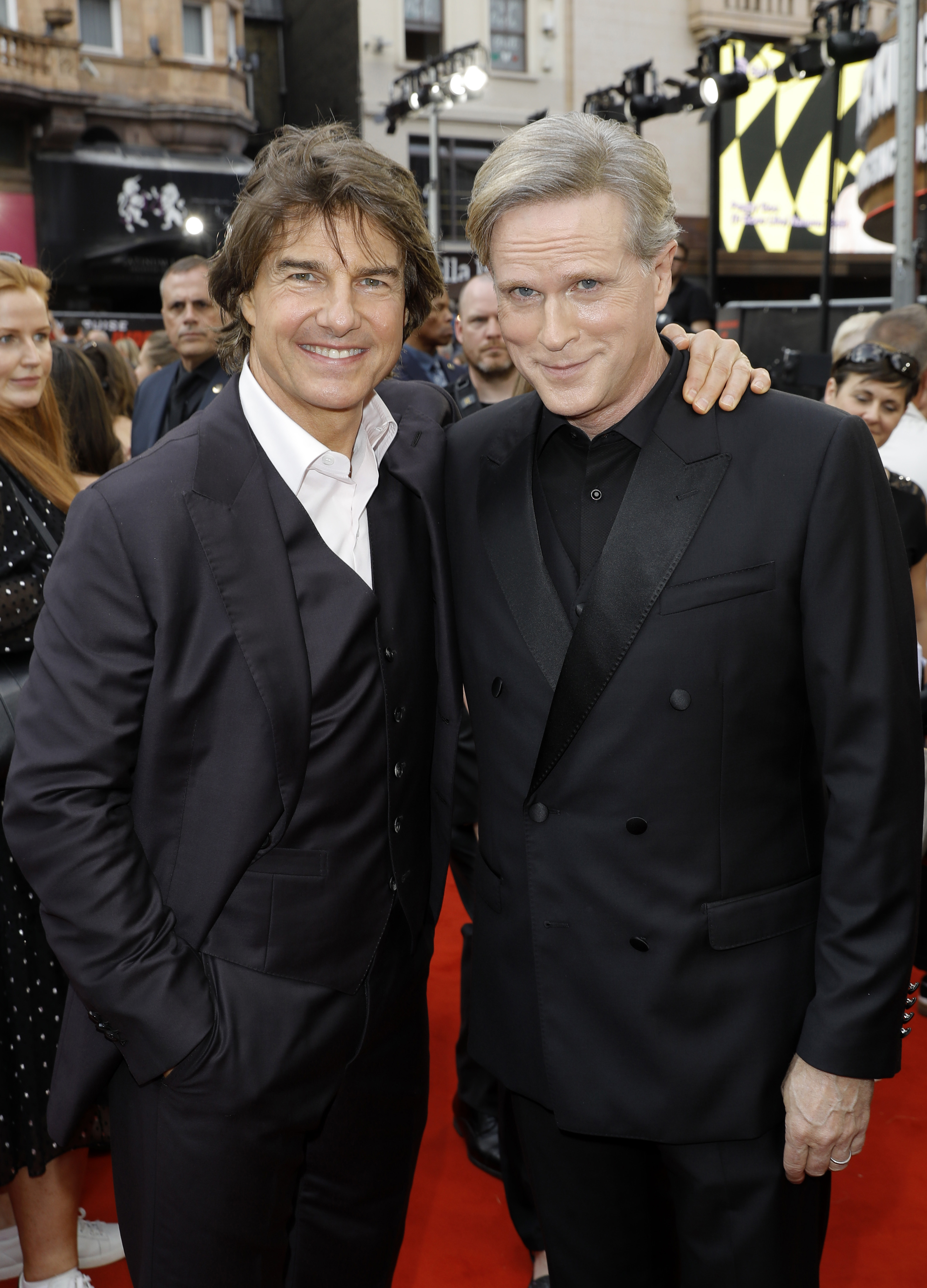 Tom Cruise y Cary Elwes en el estreno en el Reino Unido de "Misión: Impossible - Dead Reckoning Part One" el 22 de junio de 2023, en Londres, Inglaterra | Foto: Getty Images