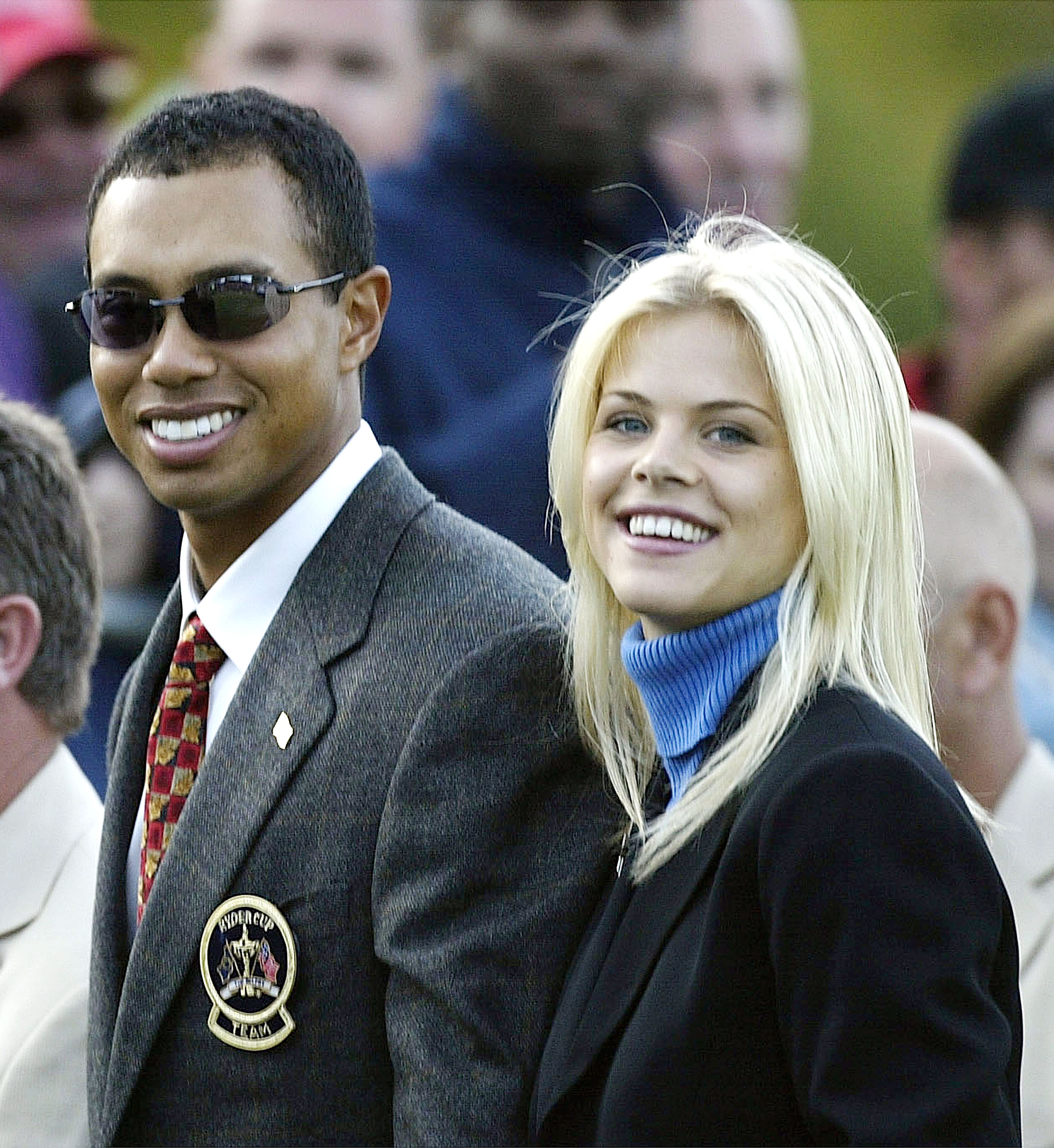 El golfista Tiger Woods posa con Elin Nordegren durante la ceremonia de apertura de la 34ª Copa Ryder 26 de septiembre de 2002 | Fuente: Getty Images