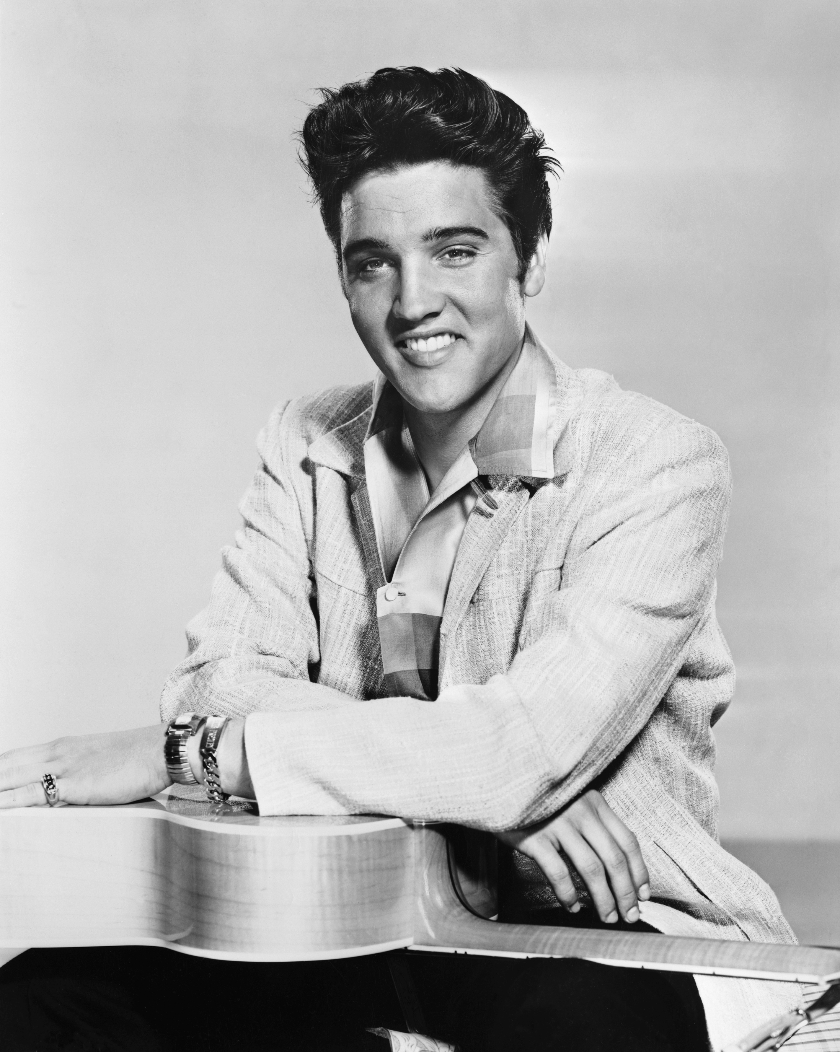 Elvis Presley posa en un retrato promocional de la película "Jailhouse Rock" el 1 de enero de 1957 | Foto: Getty Images