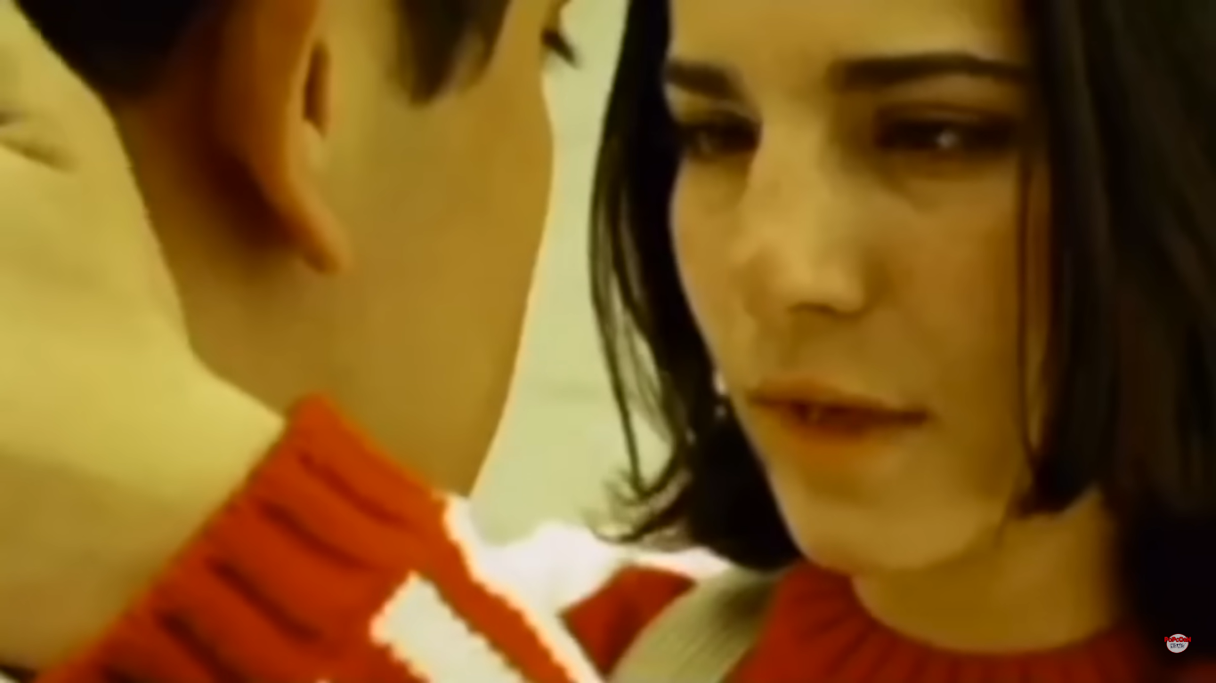 Renata (Martha Higareda) y Ulises (Luis Fernando Peña) en "Amarte Duele". | Foto: YouTube/Popcorn News