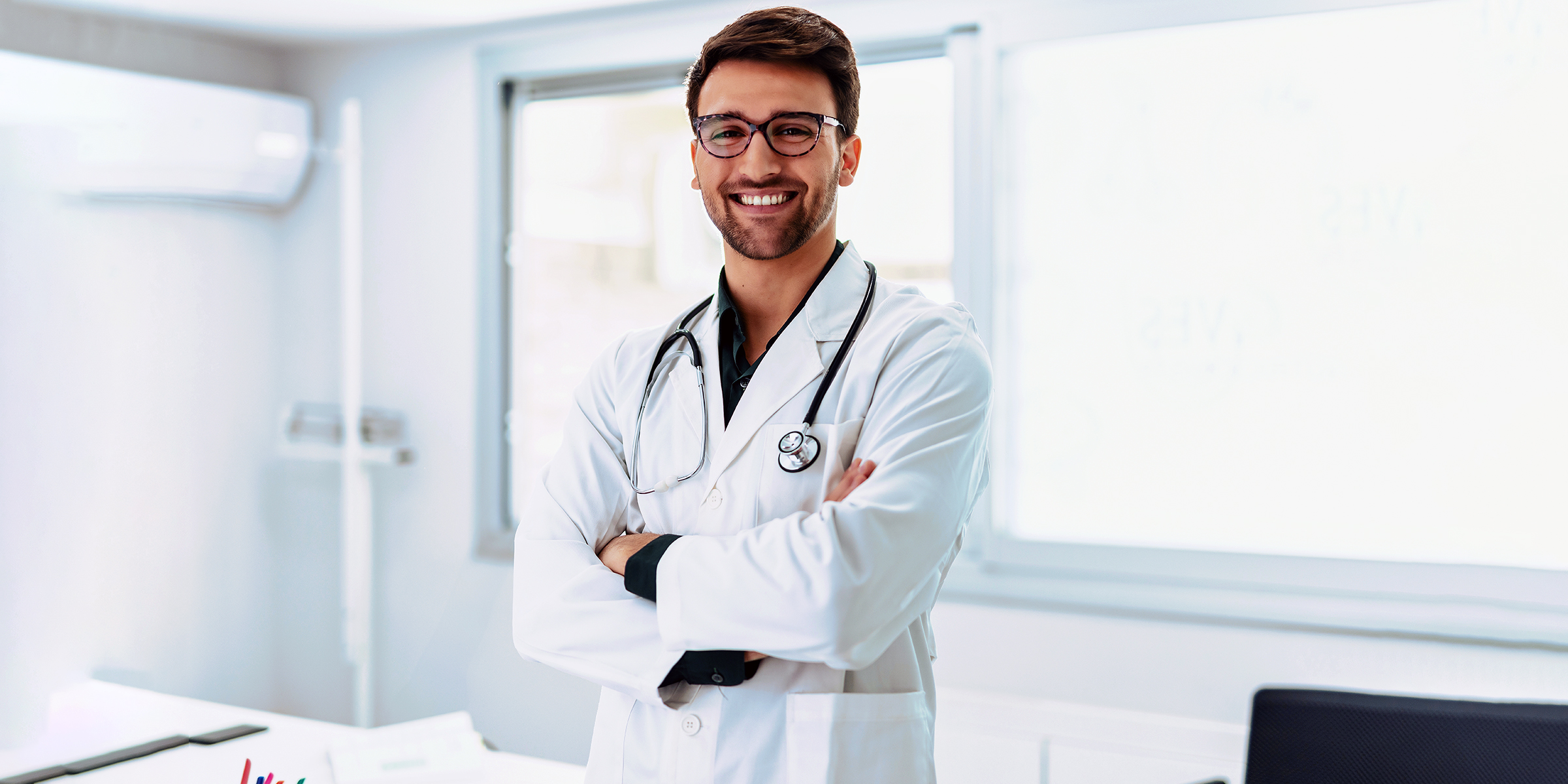 Un médico sonriendo ampliamente a la cámara | Fuente: Shutterstock