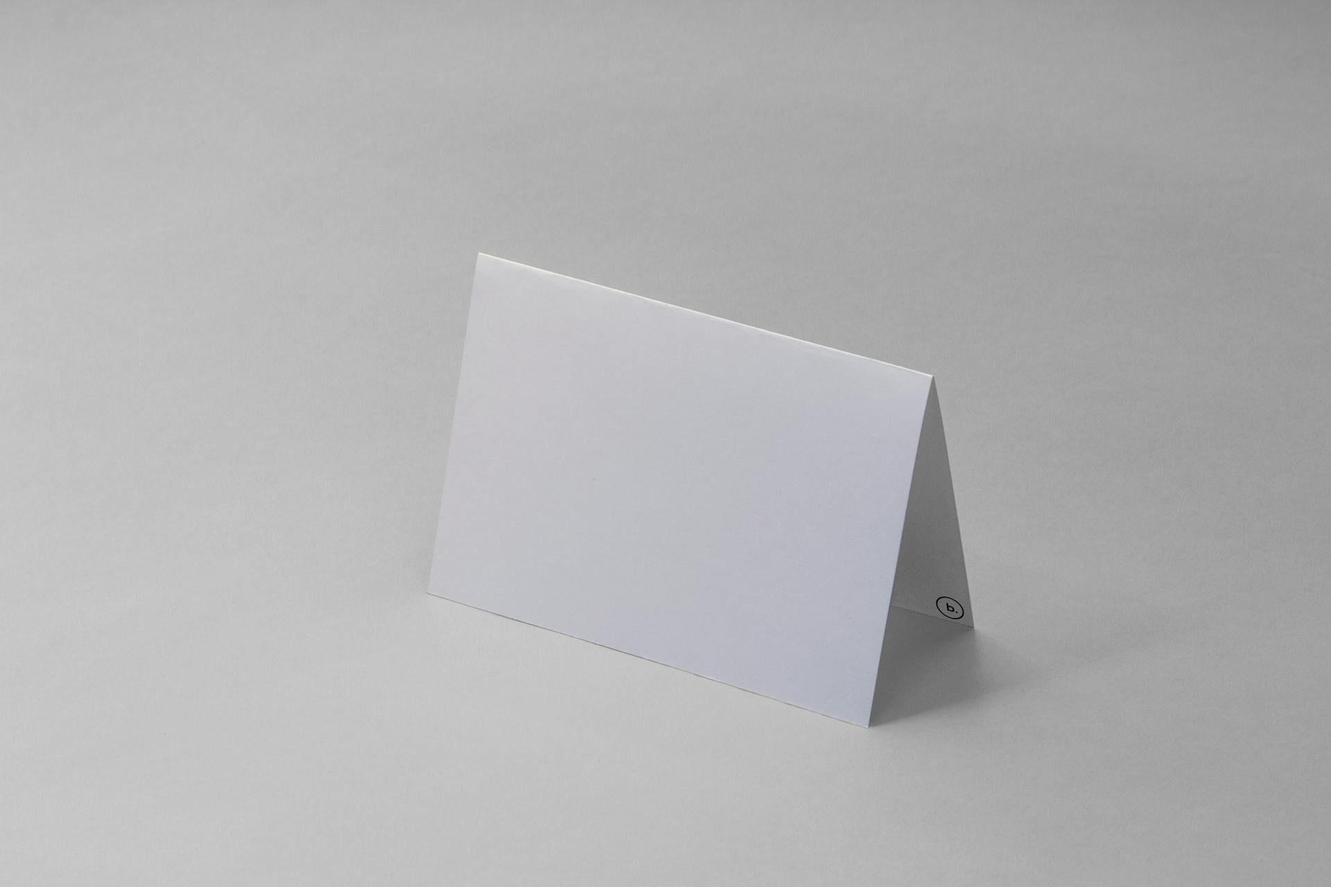 Papel blanco doblado | Fuente: Pexels