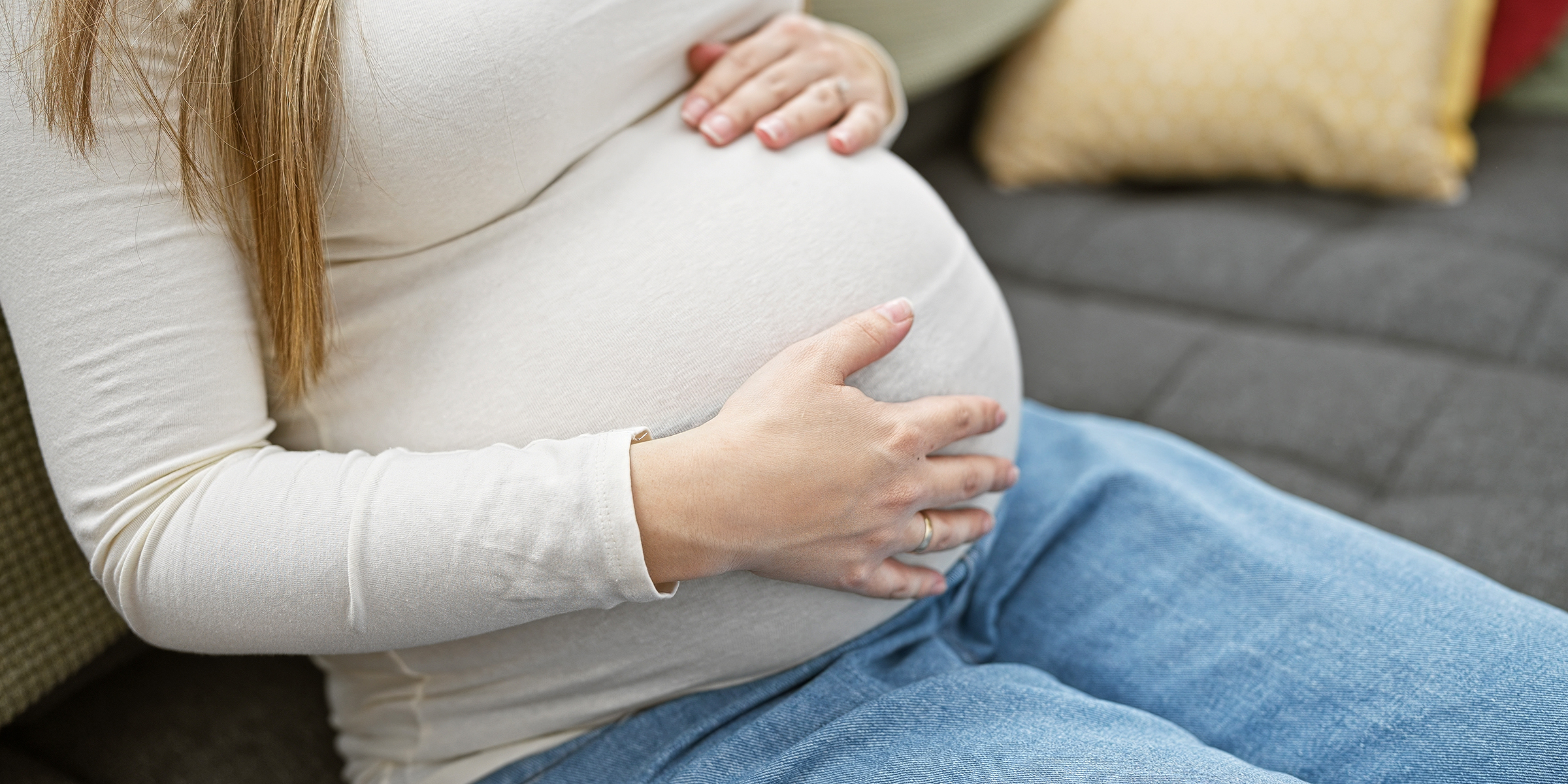 Una mujer embarazada sujetándose el vientre | Fuente: Shutterstock