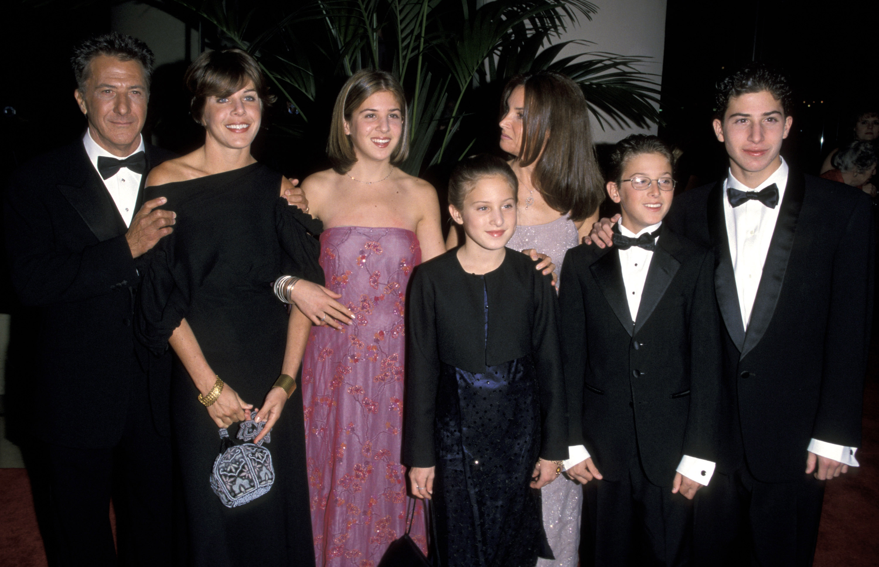 La mujer, el actor y sus hijos durante los honores del American Film Institute a Dustin Hoffman con el Life Achievement Award en Beverly Hills, California, el 18 de febrero de 1999. | Foto: Getty Images