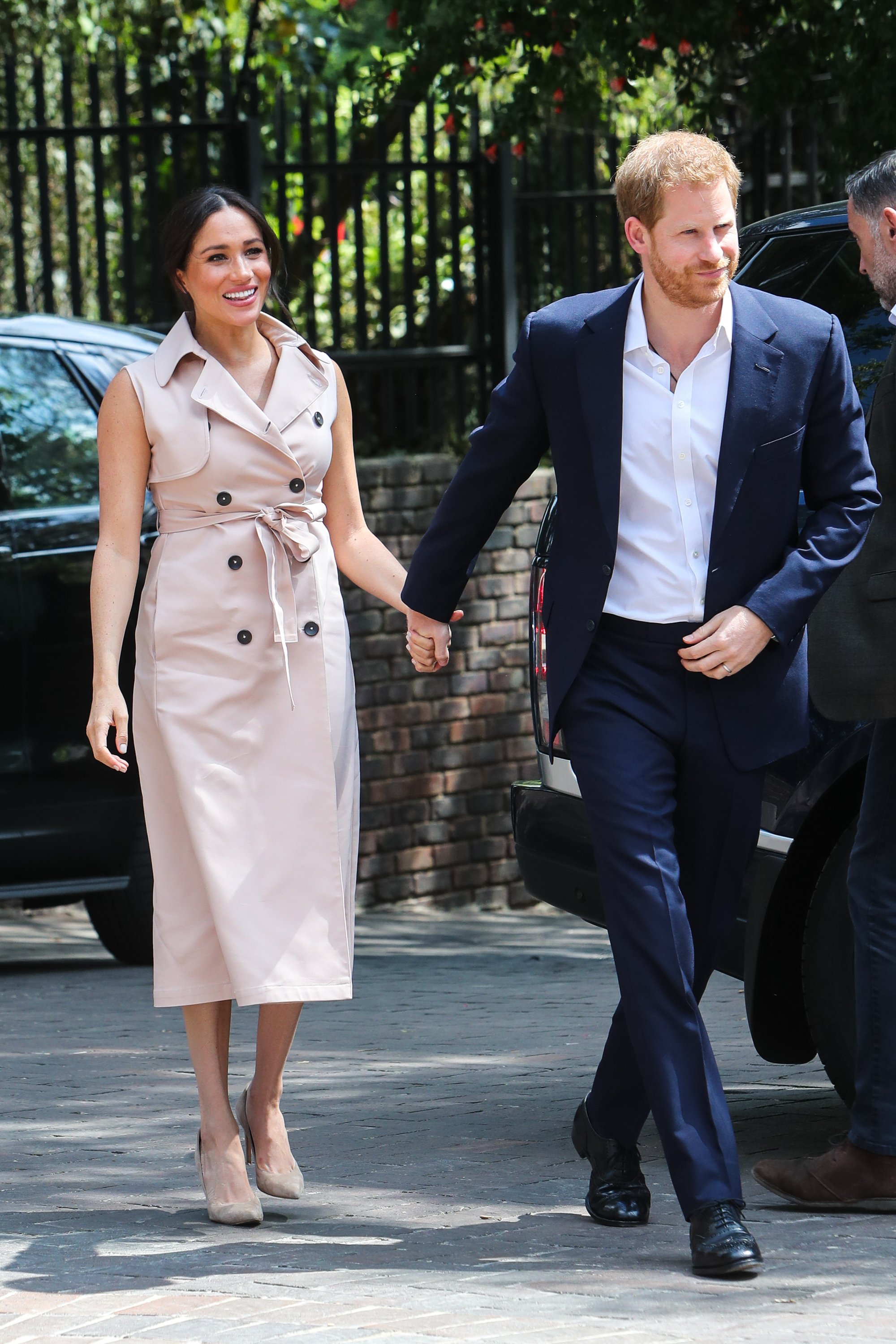 Meghan Markle y el príncipe Harry llegan para reunirse con Graca Machel, viuda del fallecido Nelson Mandela el 2 de octubre de 2019 en Johannesburgo, Sudáfrica. | Foto: Getty Images