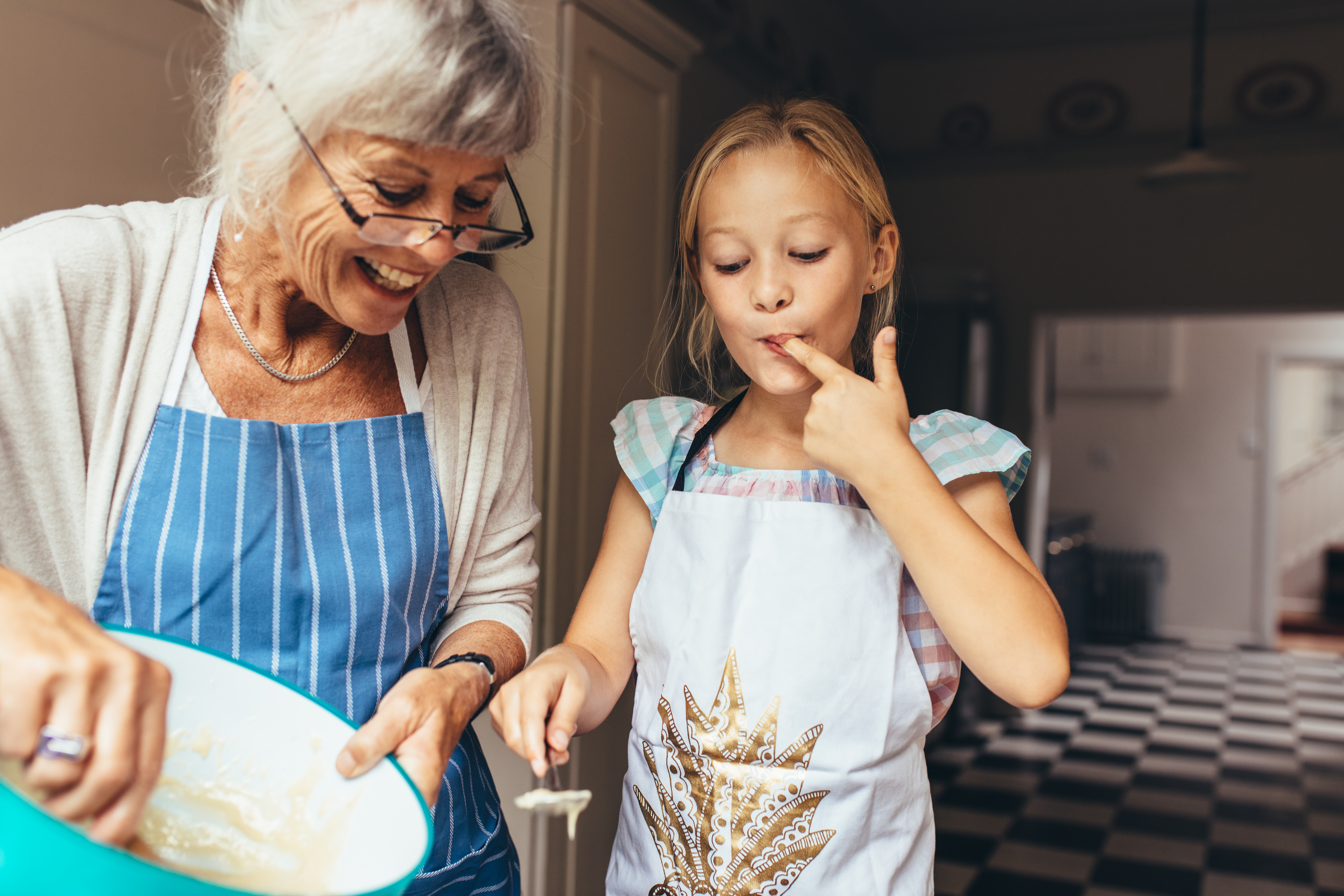 Niña y su abuela horneando | Foto: Shutterstock