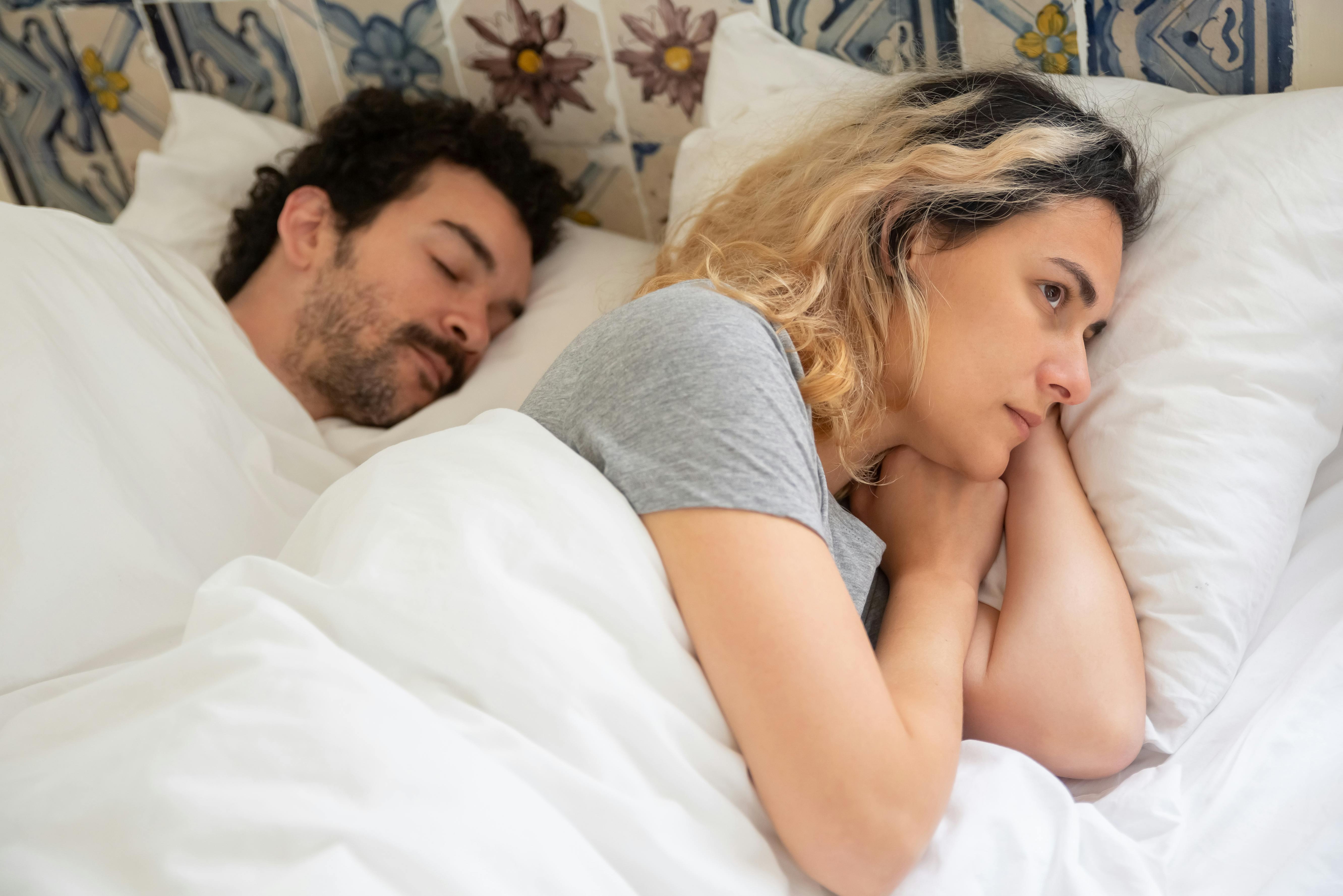 Una donna che giace sveglia a letto | Fonte: Pexels