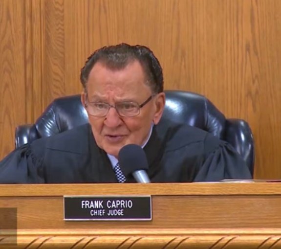 El juez principal Frank Caprio escucha la exposición del imputado. | Foto: YouTube/Caught In Providence