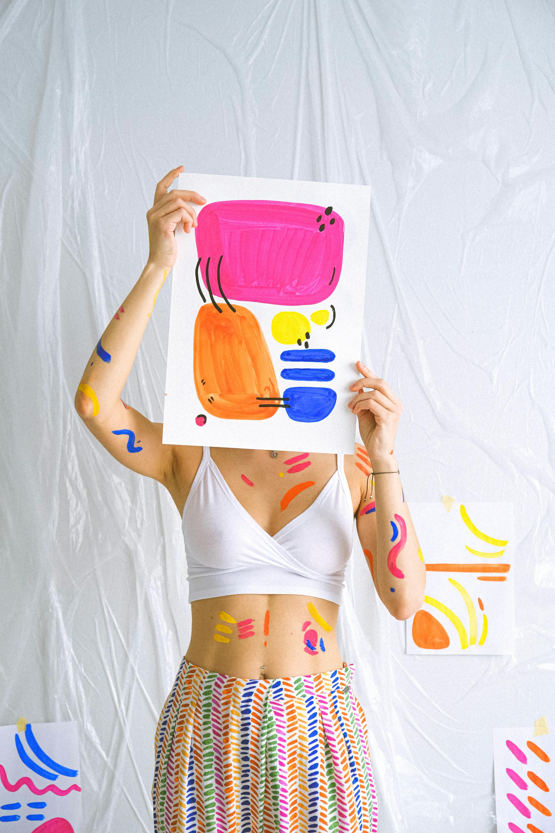 Una persona sosteniendo su arte | Fuente: Pexels