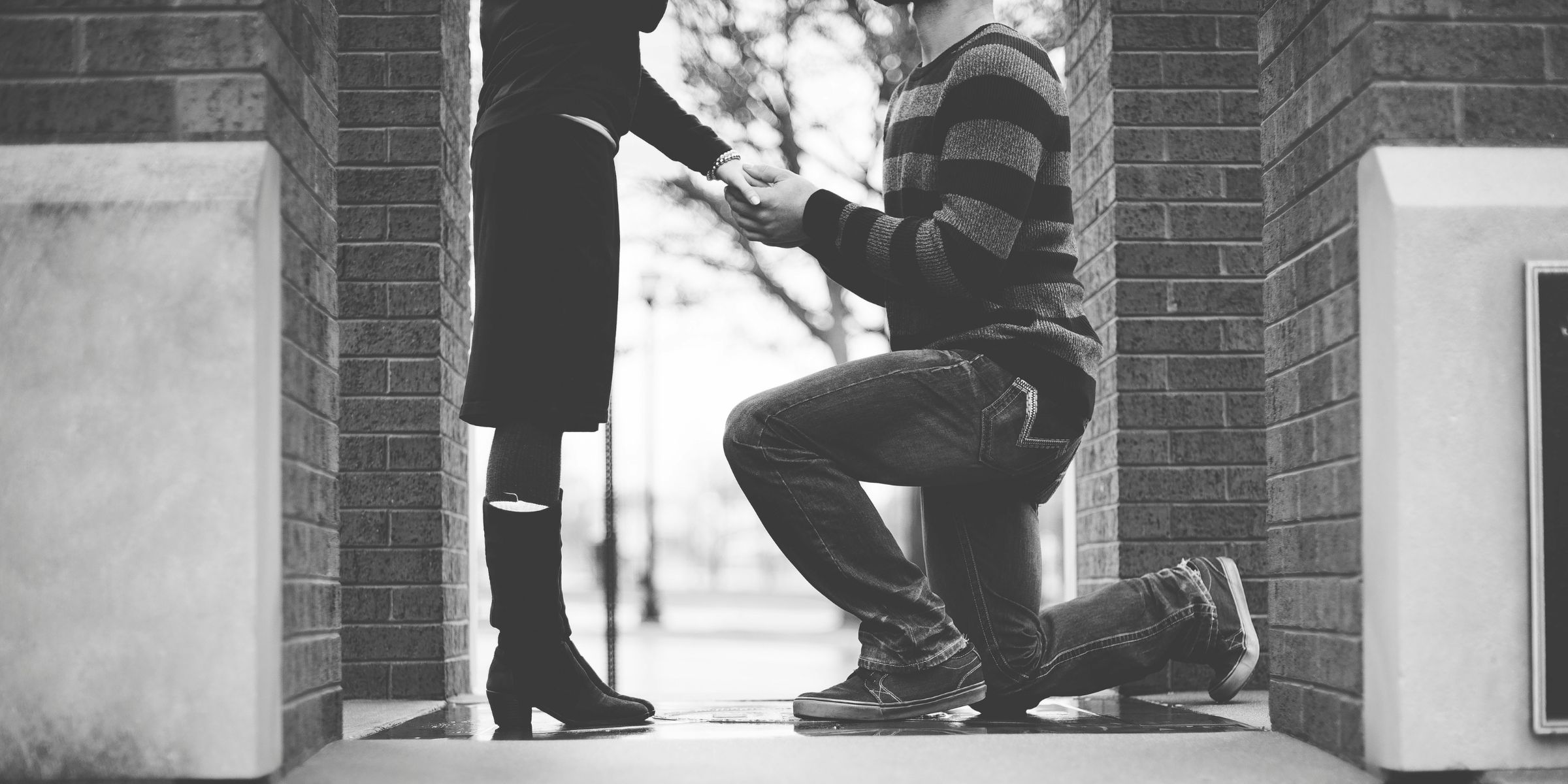 Hombre pidiendo matrimonio a una mujer | Fuente: Unsplash