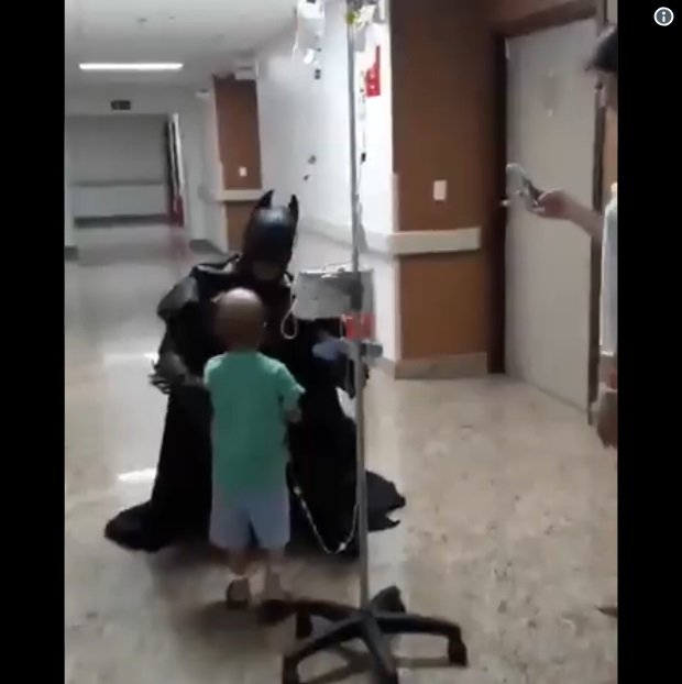 Doctor disfrazado como Batman hace realidad el sueño de su pequeño paciente | Foto: Twitter / El Límite Del Bien