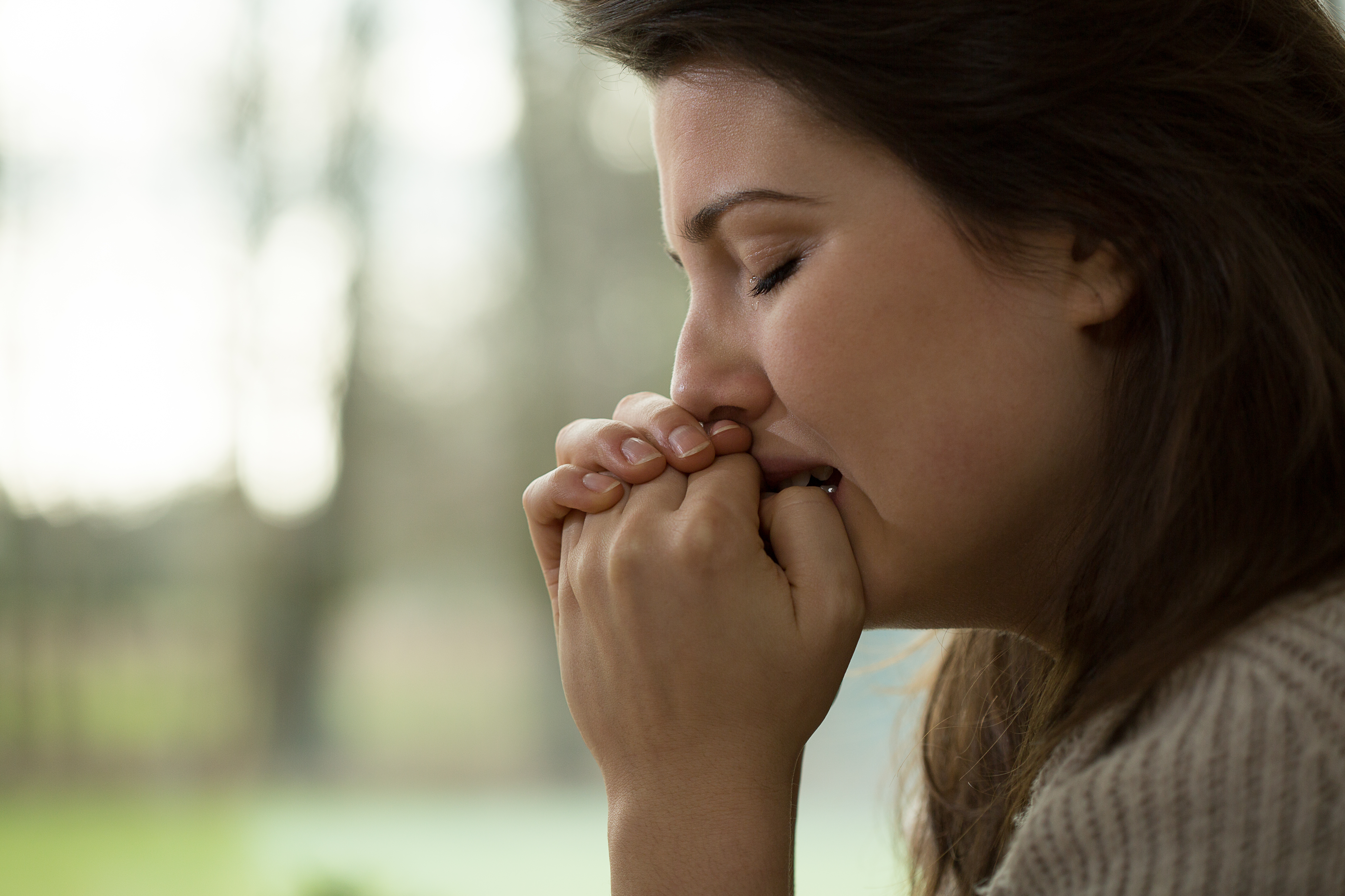 Joven llorando con un ataque de nervios | Fuente: Shutterstock.com