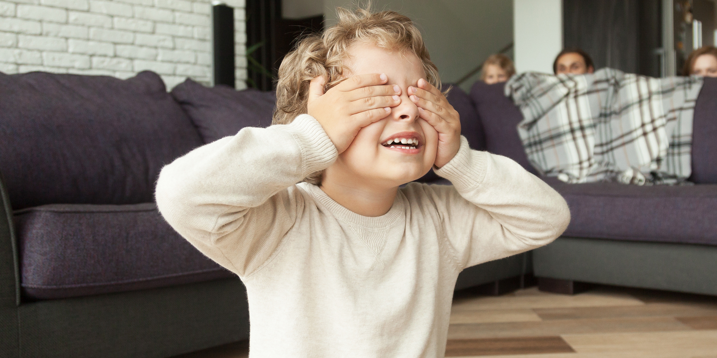 Un niño tapándose los ojos | Fuente: Freepik