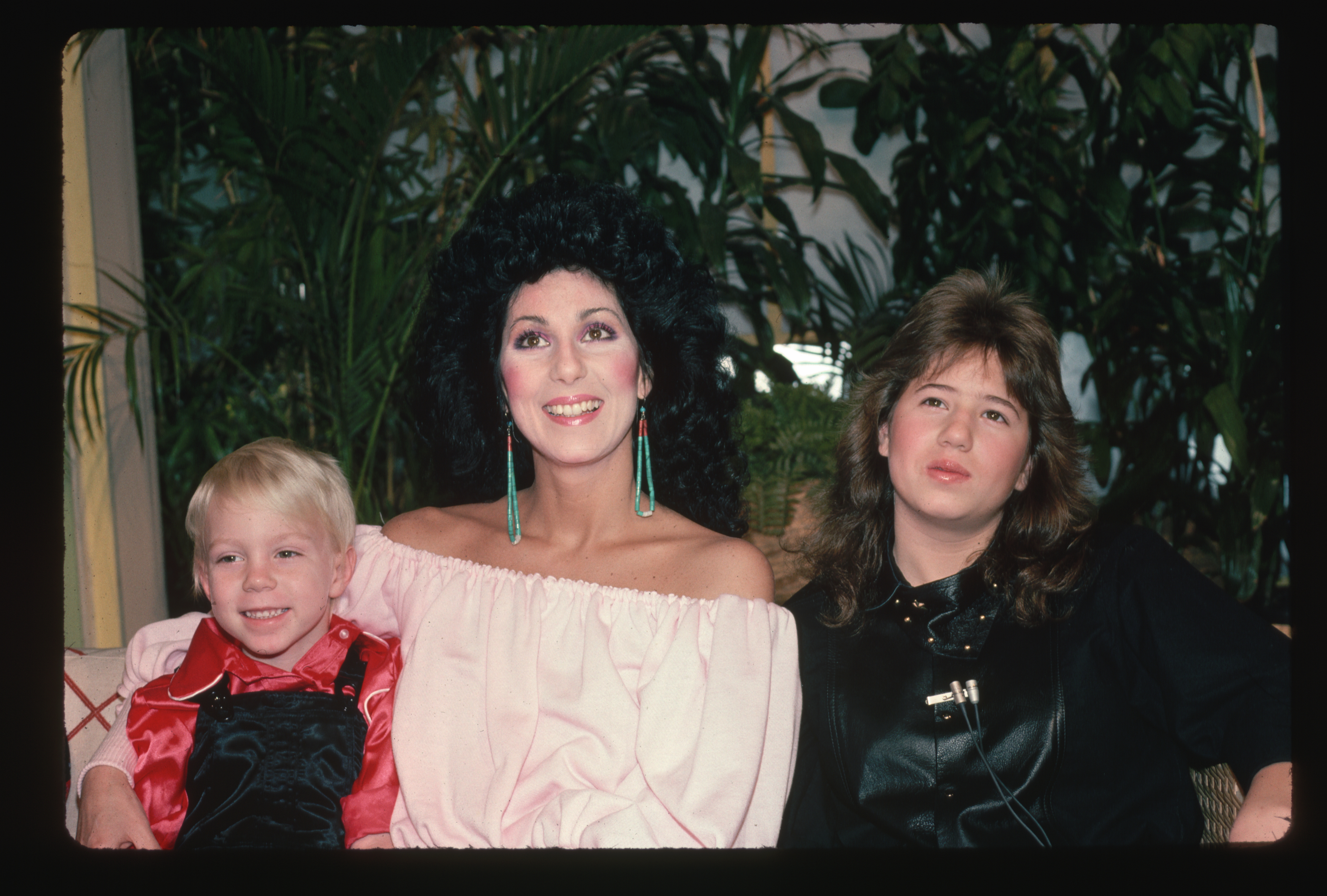 Elijah Blue Allman, Cher y Chastity Bono en 1981. | Fuente: Getty Images