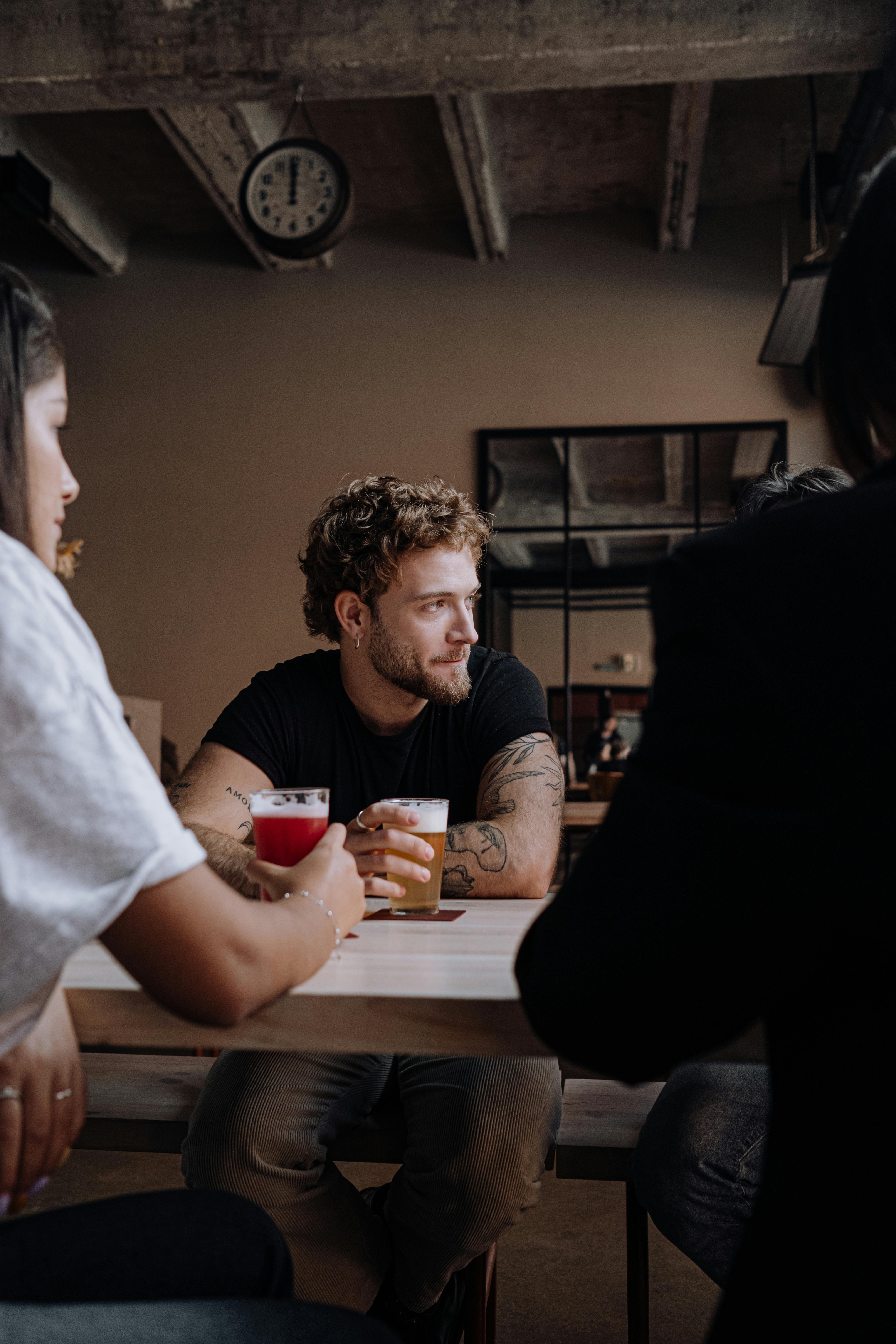 Un hombre en un bar | Fuente: Pexels