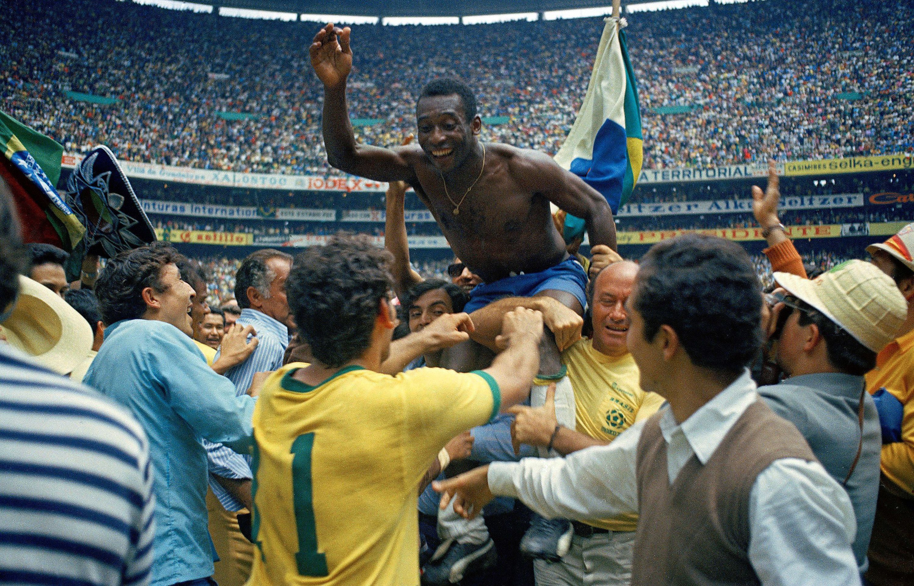 Edson Arantes Do Nascimento, Pelé, de Brasil celebra la victoria después de ganar la Copa del Mundo de México 1970, partido entre Brasil e Italia en el Estadio Azteca el 21 de junio en Città del Messico. México | Fuente: Getty Images