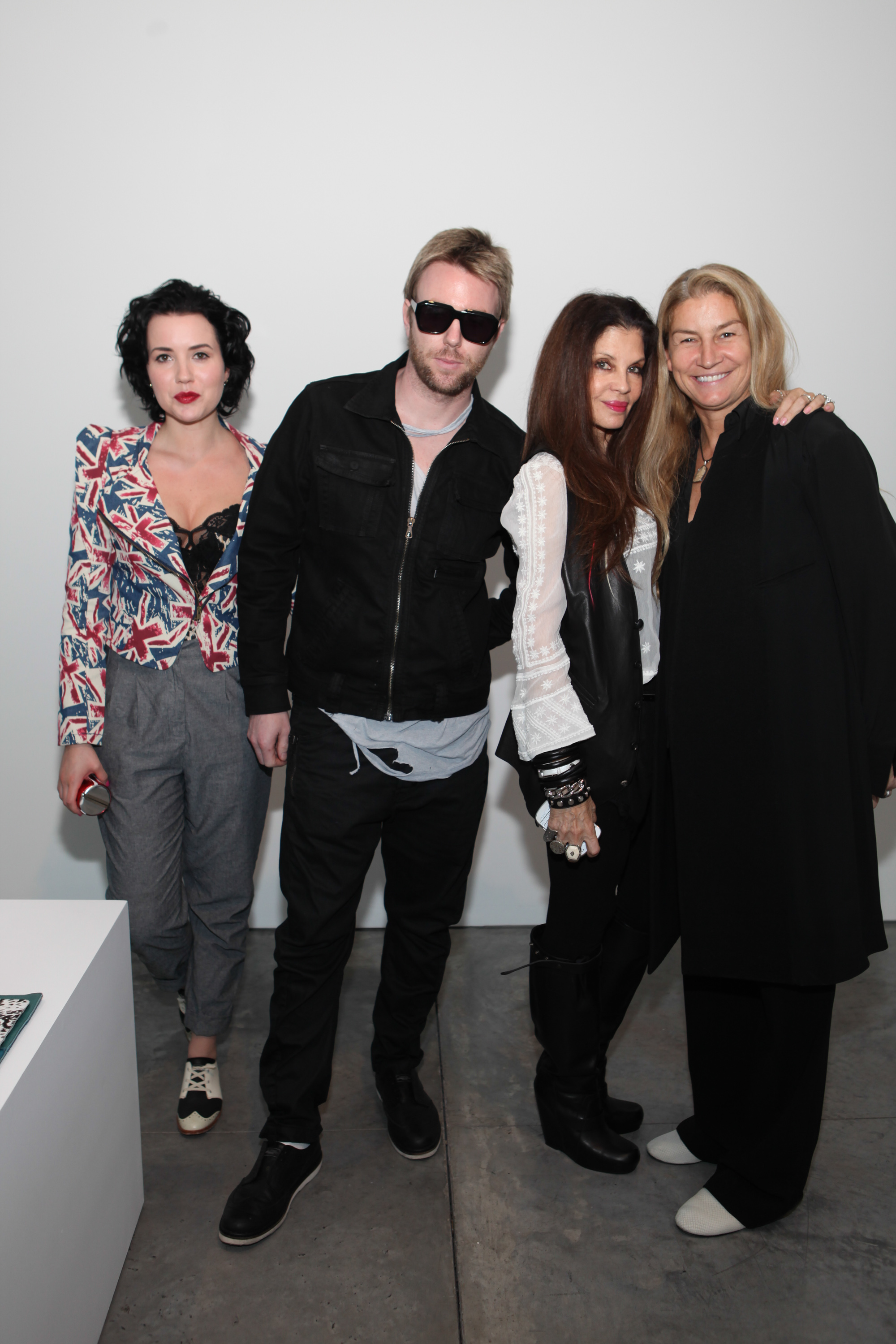 Angie King, Elijah Blue, Loree Rodkin y Monicka Hamssenteele asisten a la presentación de Newbark durante la Mercedes-Benz Fashion Week Spring en Nueva York, el 10 de septiembre de 2013. | Fuente: Getty Images