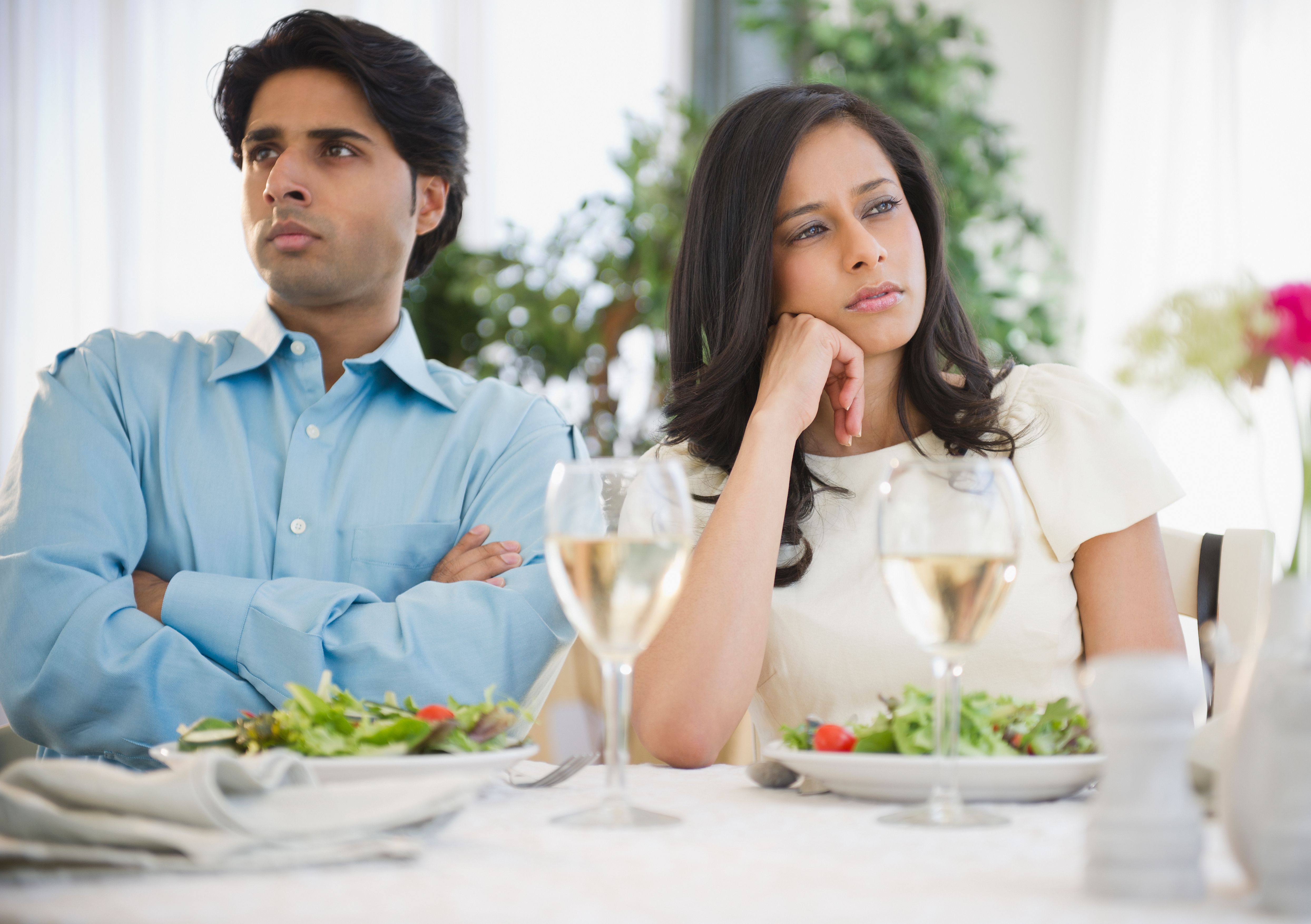 Pareja sentada ante la comida con la mirada perdida | Foto: Getty Images