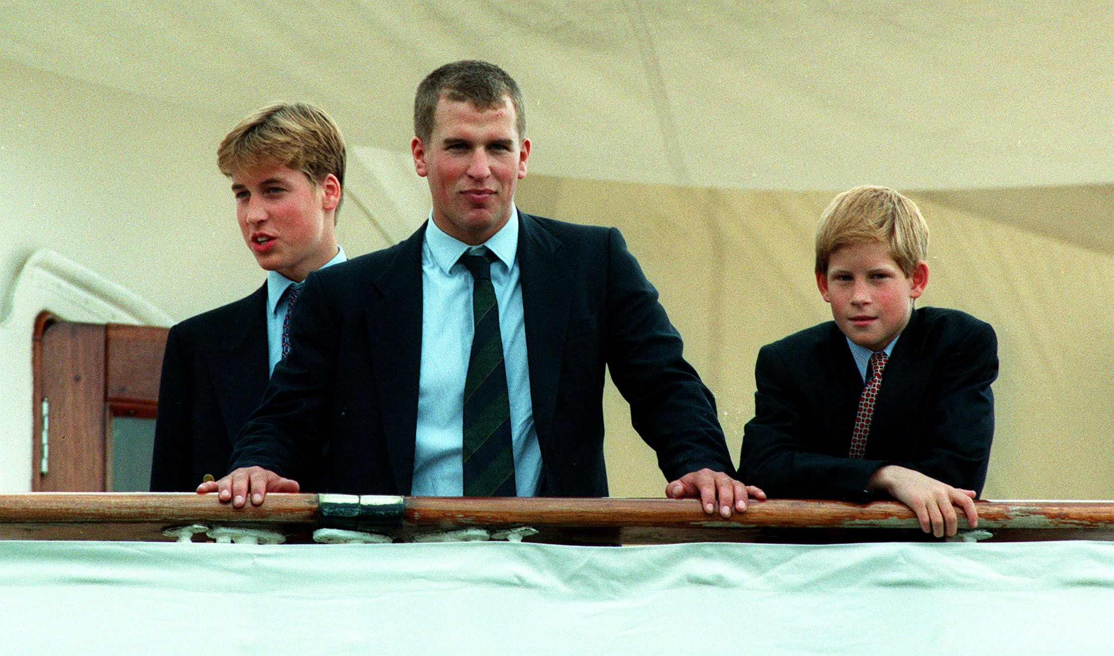 El príncipe William, Peter Phillips y el príncipe Harry se unen al 'Britannia' en Portsmouth para el viaje anual de la familia real a Balmoral. 7 de agosto de 1997. | Foto: Getty Images 