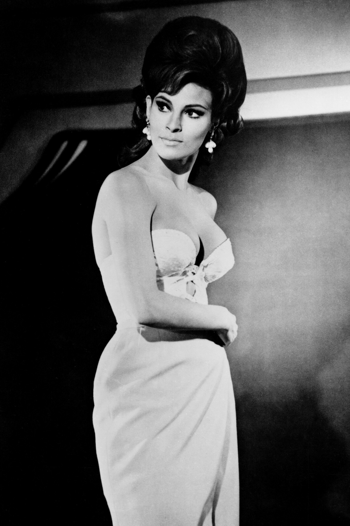 Raquel Welch con un vestido sin tirantes, hacia 1965. | Fuente: Getty Images